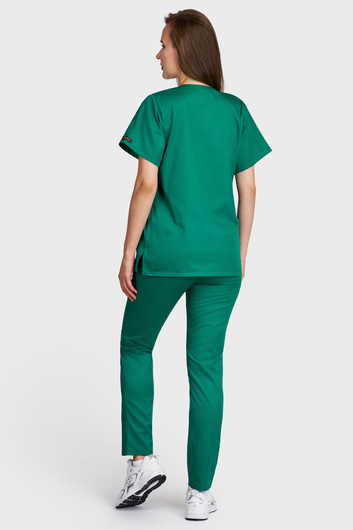 Costum medical femei verde - bluza medicala cu guler in V si pantaloni cu elastic, vedere din spate - AKITEX