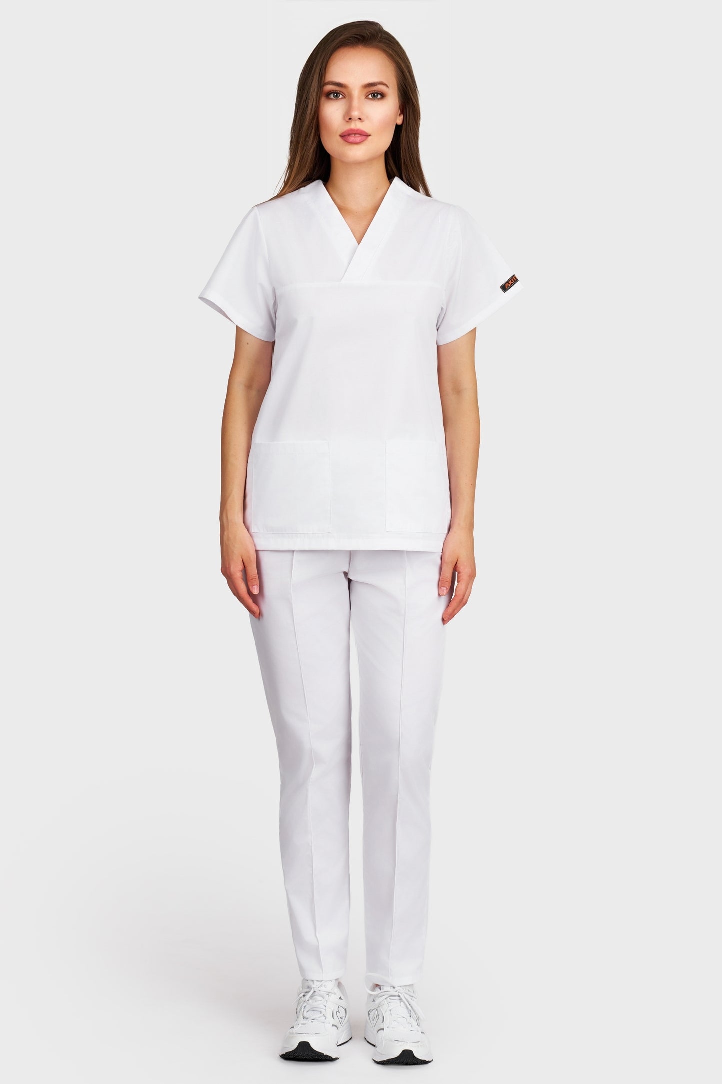 Costum medical femei alb - bluza medicala Frieda si pantaloni Alisa, vedere din fata - AKITEX
