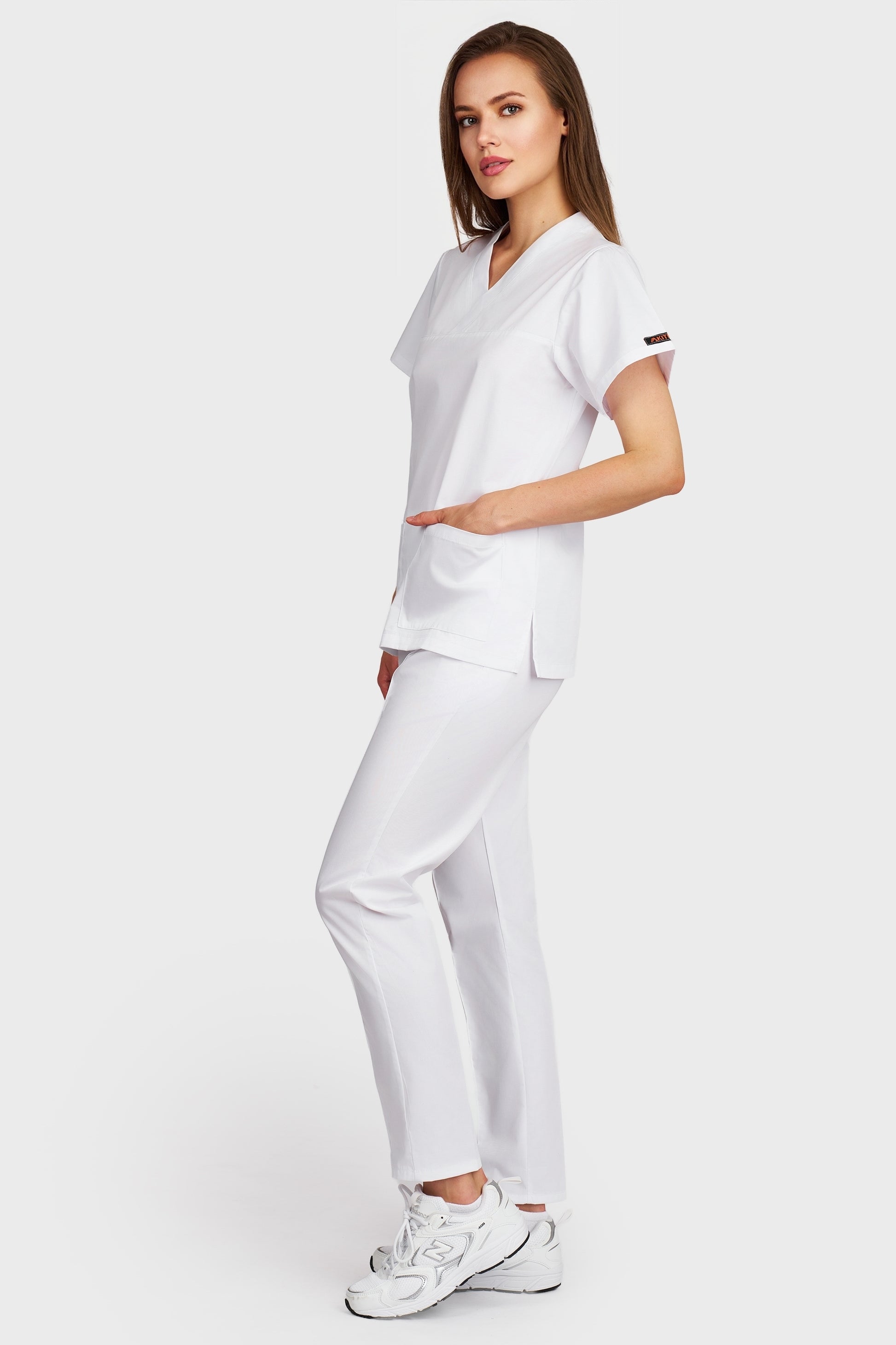 Costum medical femei alb - bluza medicala Frieda si pantaloni Alisa, vedere laterala - AKITEX