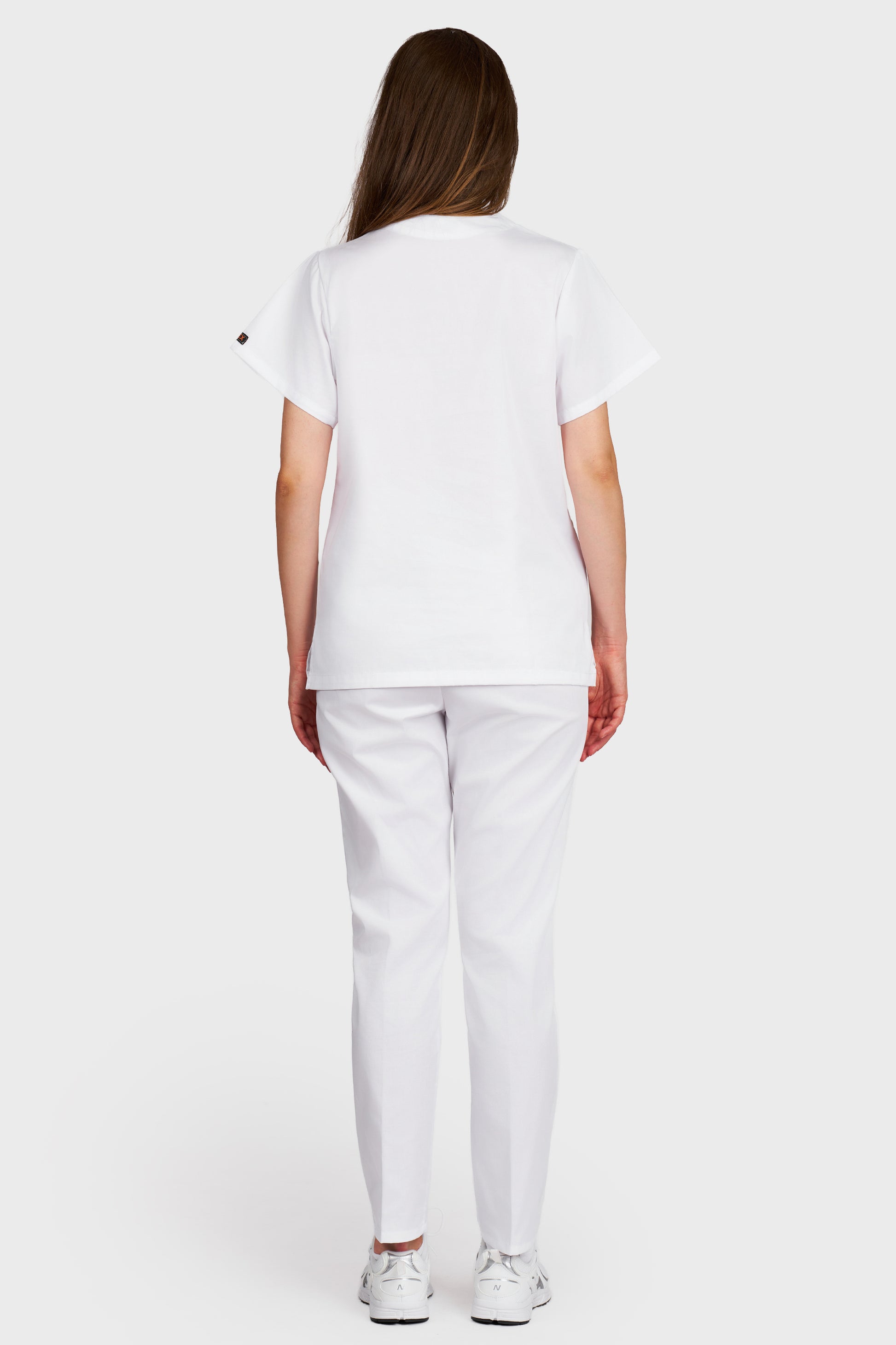 Costum medical femei alb - bluza medicala Frieda si pantaloni Alisa, vedere din spate - AKITEX