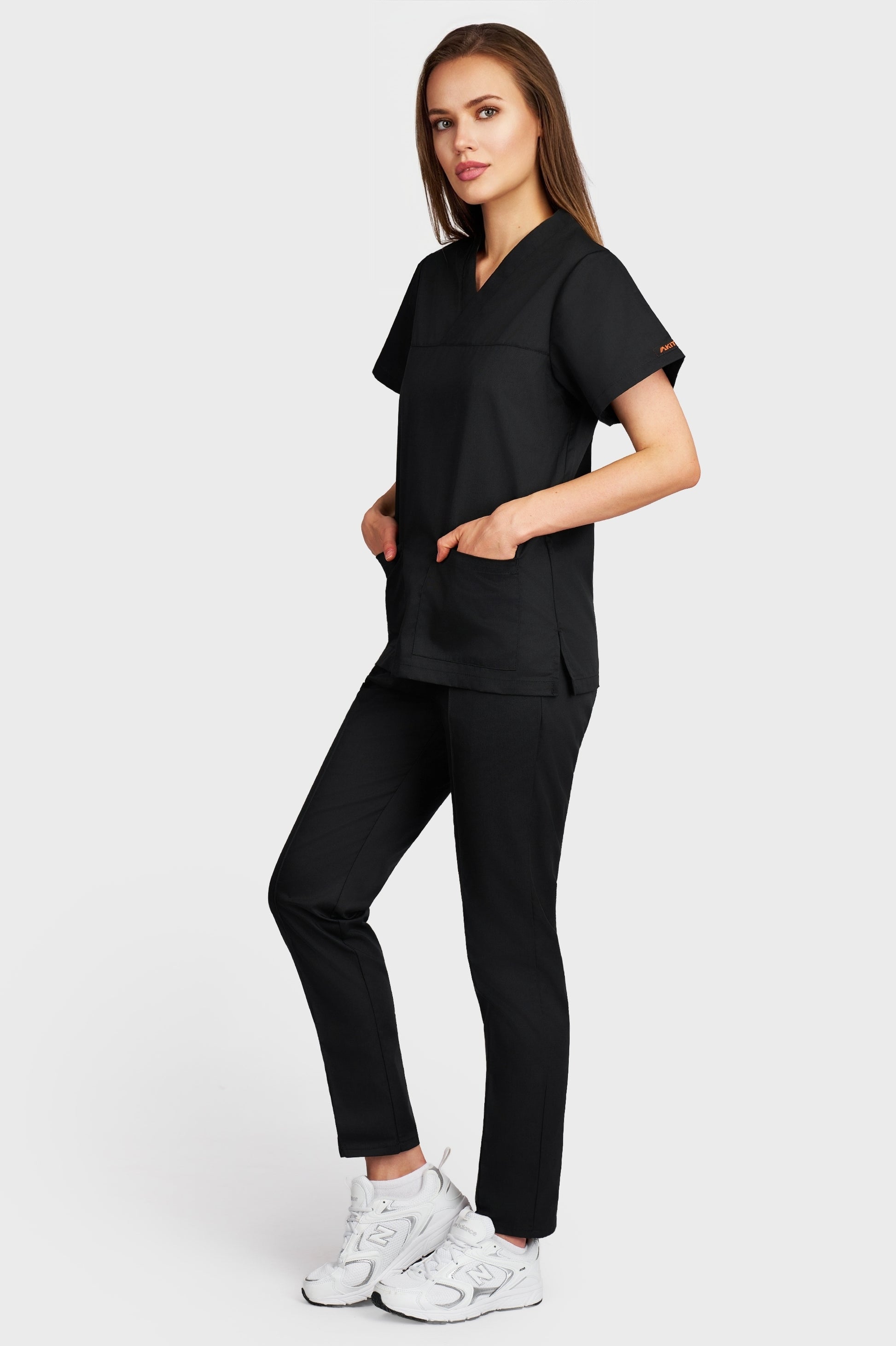 Costum medical femei negru - bluza medicala Frieda si pantaloni Alisa, vedere laterala - AKITEX