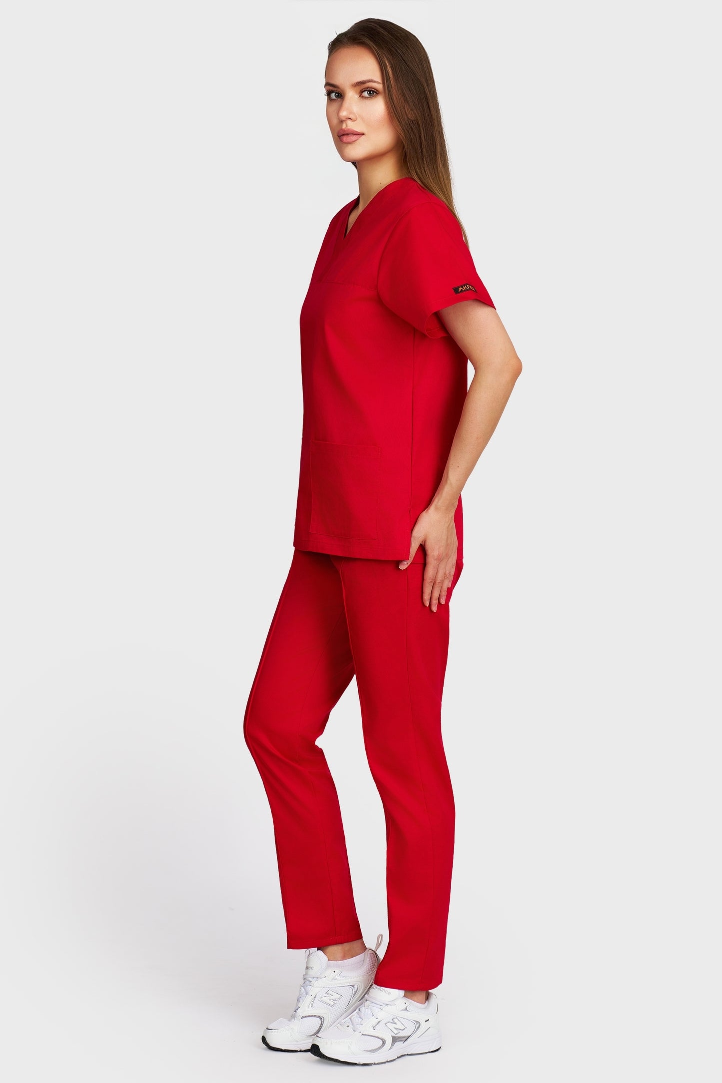 Costum medical femei rosu - bluza medicala Frieda si pantaloni Alisa, vedere laterala - AKITEX