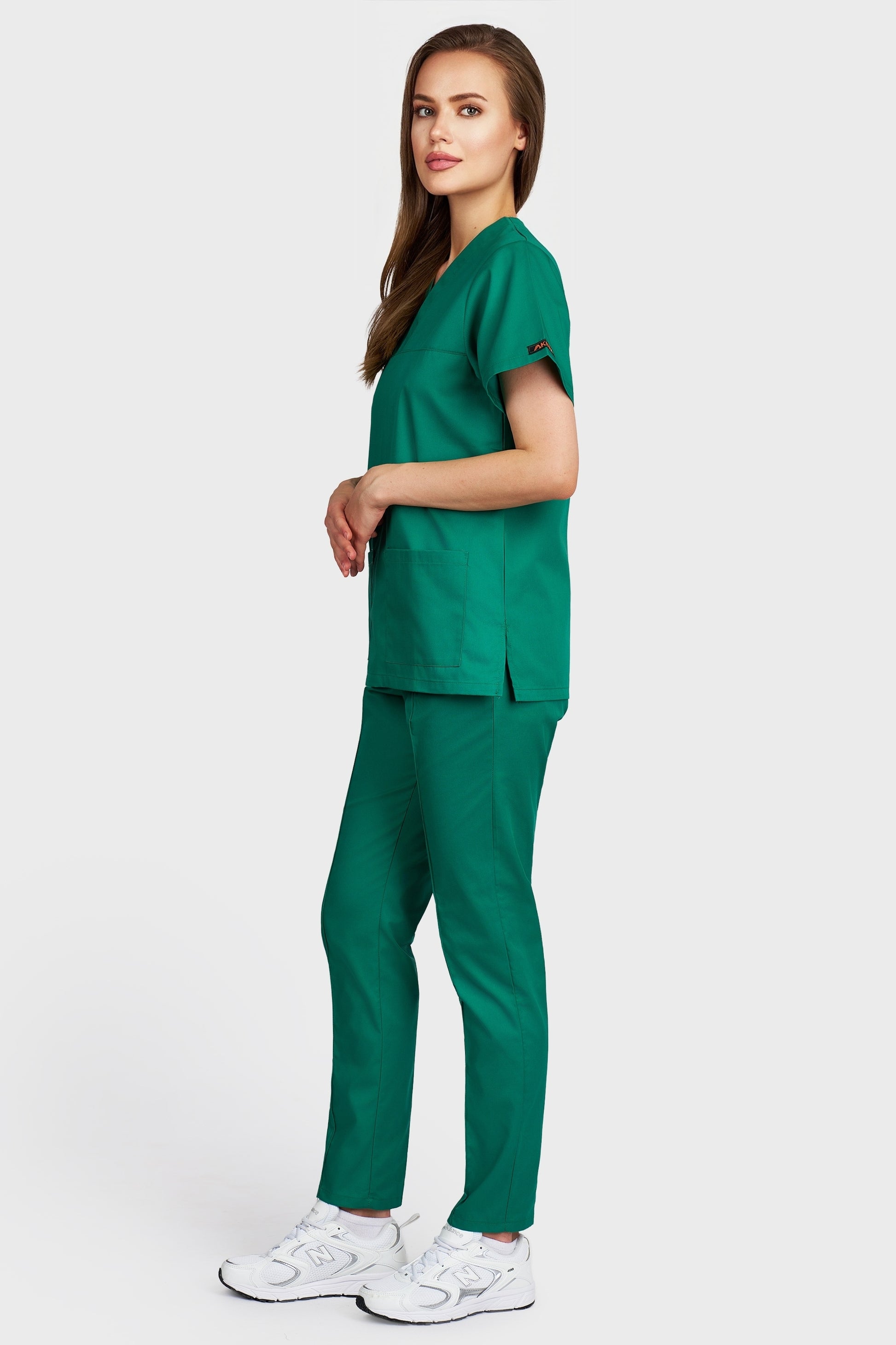 Costum medical femei verde - bluza medicala Frieda si pantaloni Alisa, vedere laterala - AKITEX