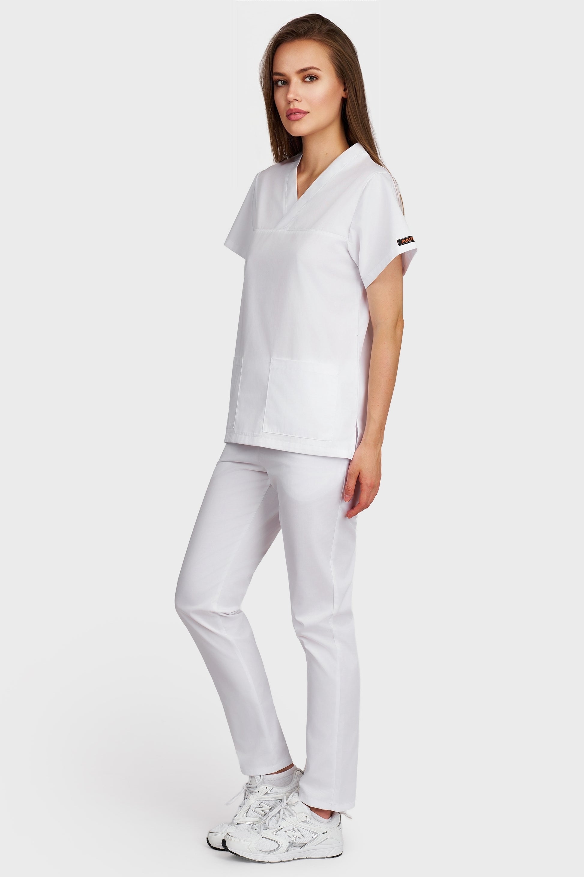 Costum medical femei alb - bluza medicala Frieda si pantaloni cu elastic, vedere laterala - AKITEX
