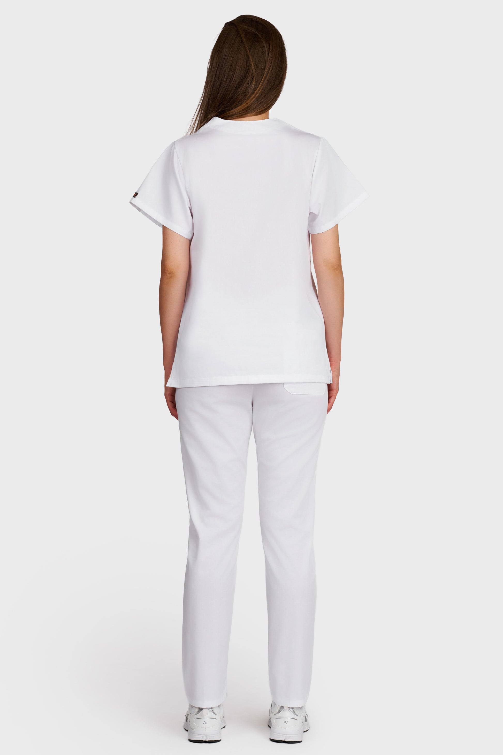 Costum medical femei alb - bluza medicala Frieda si pantaloni cu elastic, vedere din spate - AKITEX