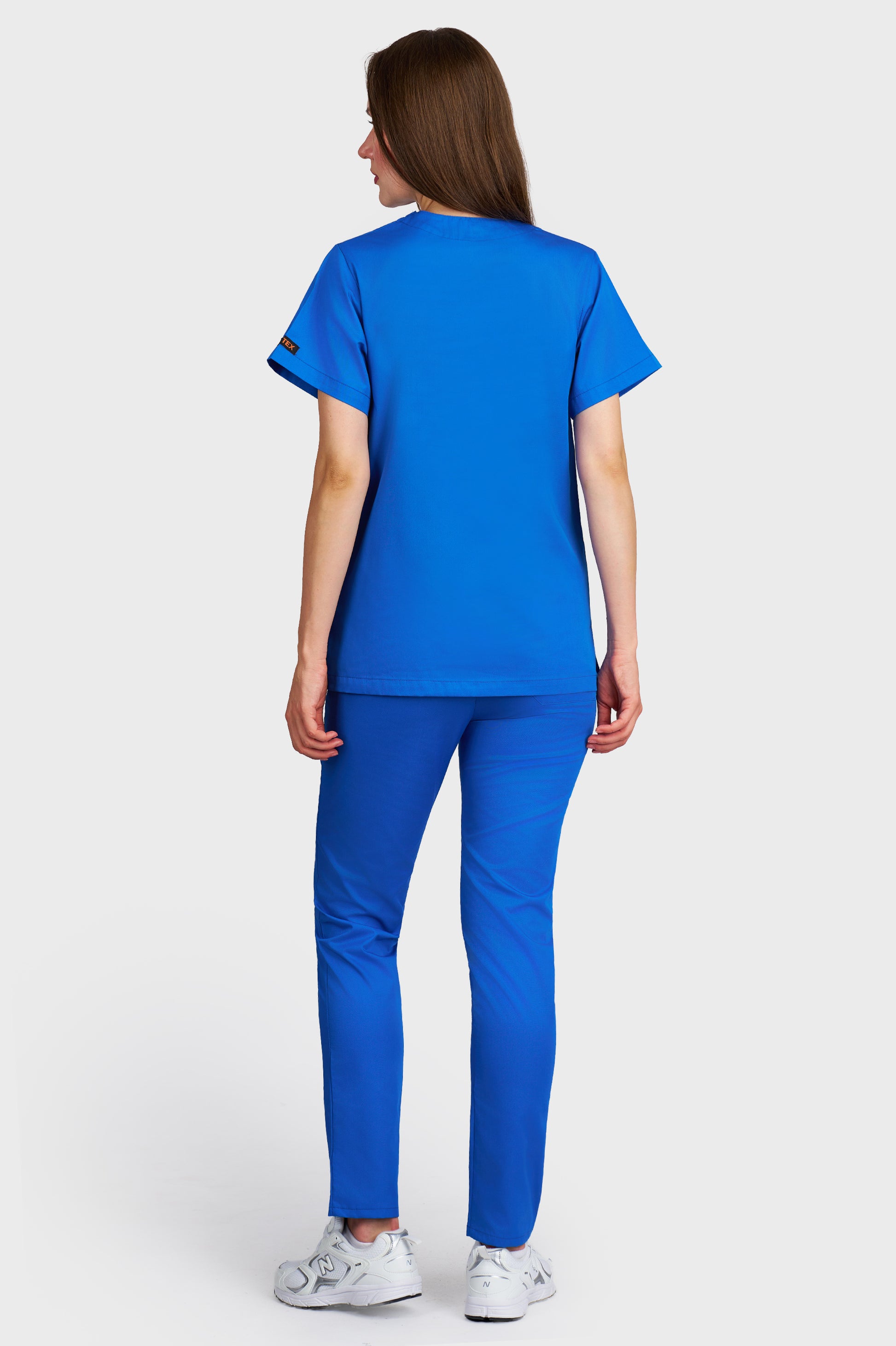 Costum medical femei albastru royal - bluza medicala Frieda si pantaloni cu elastic, vedere din spate - AKITEX
