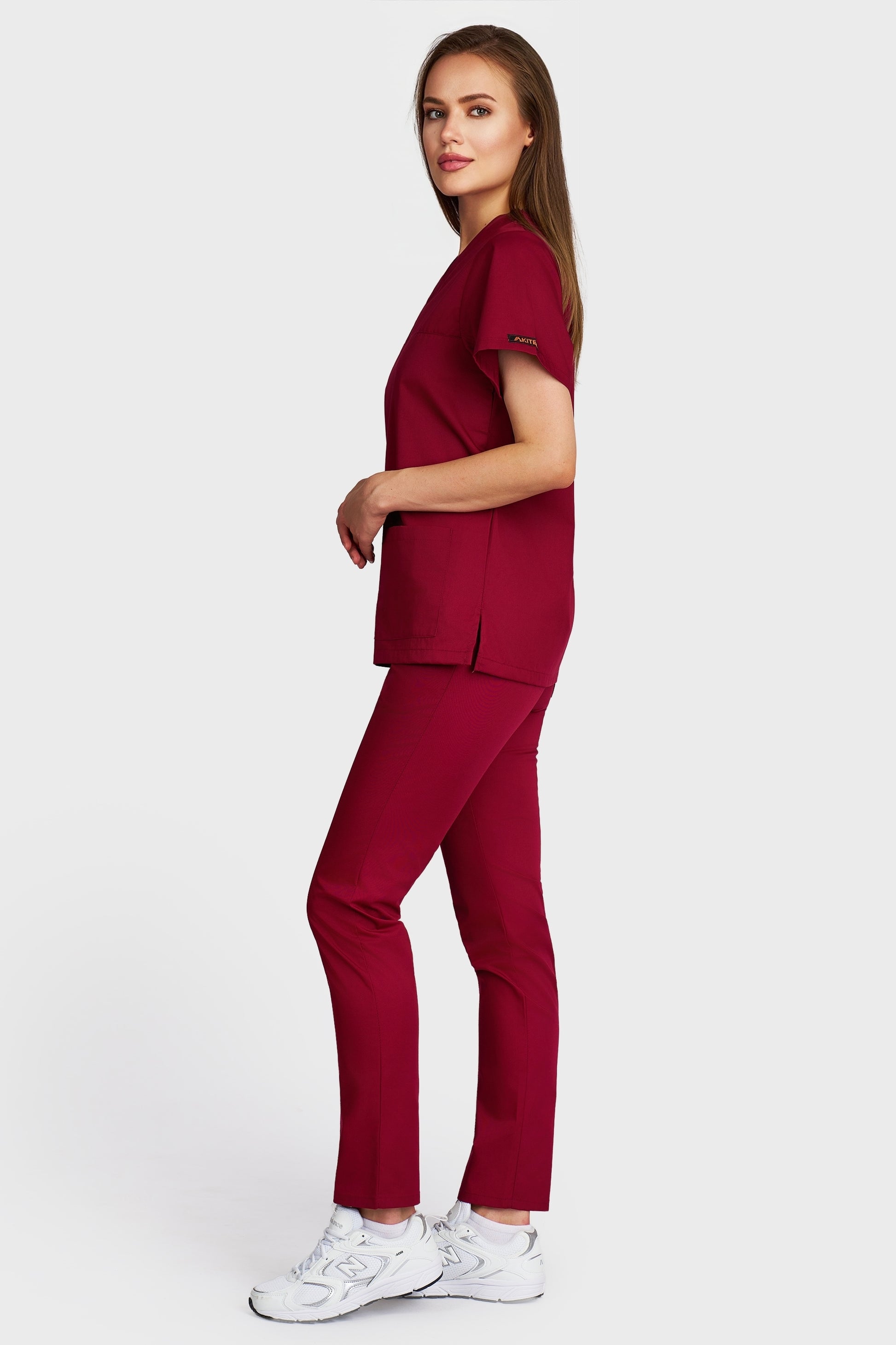Costum medical femei bordo - bluza medicala Frieda si pantaloni cu elastic, vedere laterala - AKITEX