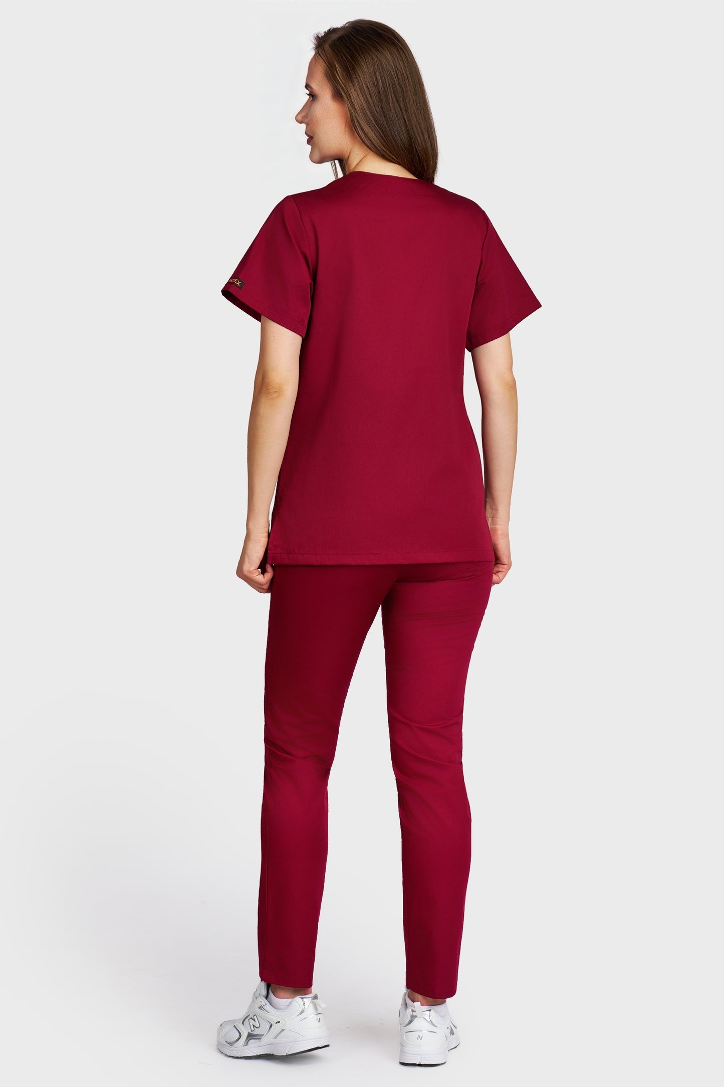 Costum medical femei bordo - bluza medicala Frieda si pantaloni cu elastic, vedere din spate - AKITEX