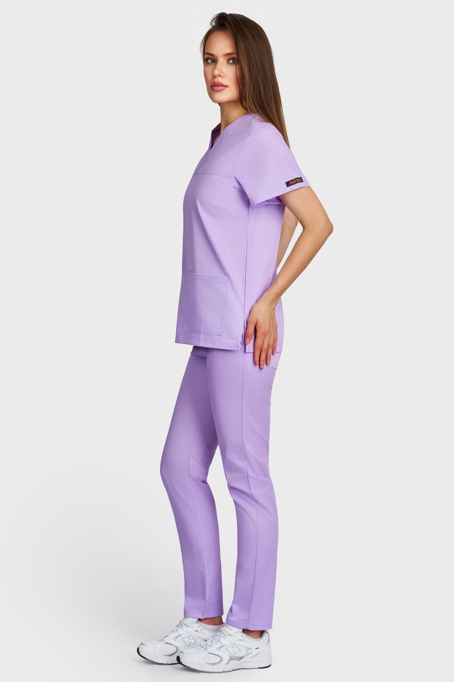 Costum medical femei lila - bluza medicala Frieda si pantaloni cu elastic, vedere laterala - AKITEX