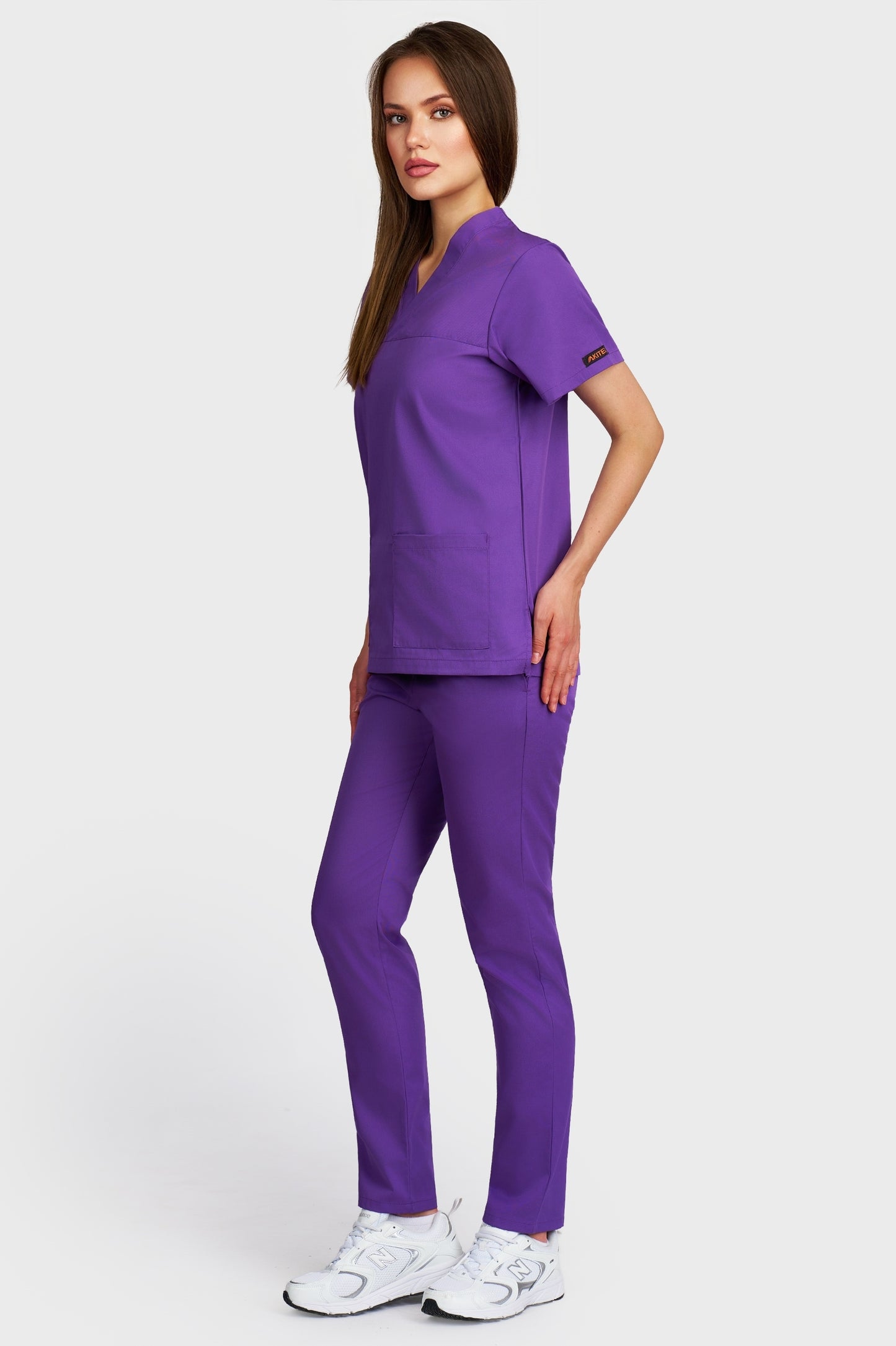 Costum medical femei mov - bluza medicala Frieda si pantaloni cu elastic, vedere laterala - AKITEX