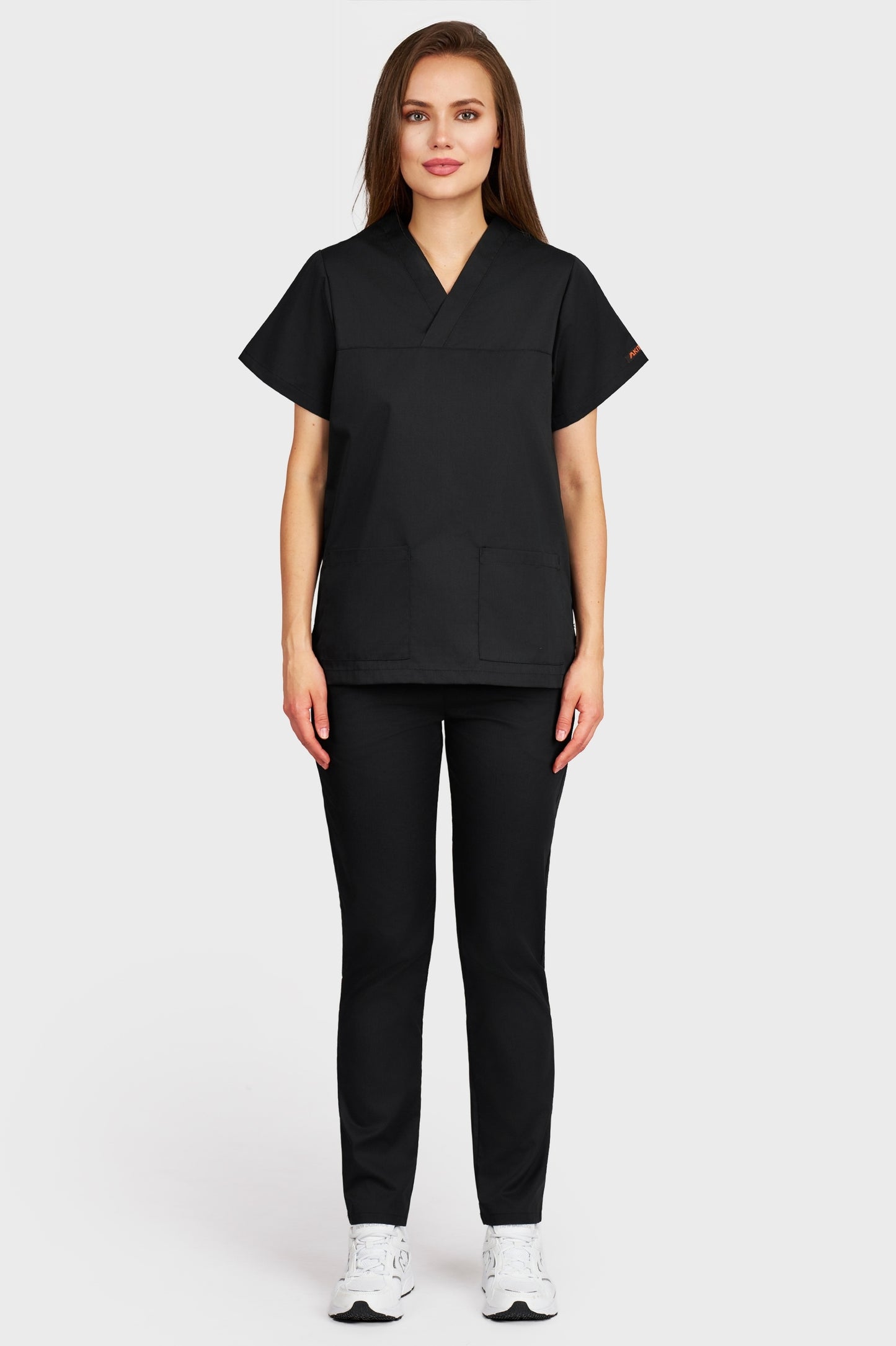 Costum medical femei negru - bluza medicala Frieda si pantaloni cu elastic, vedere din fata - AKITEX