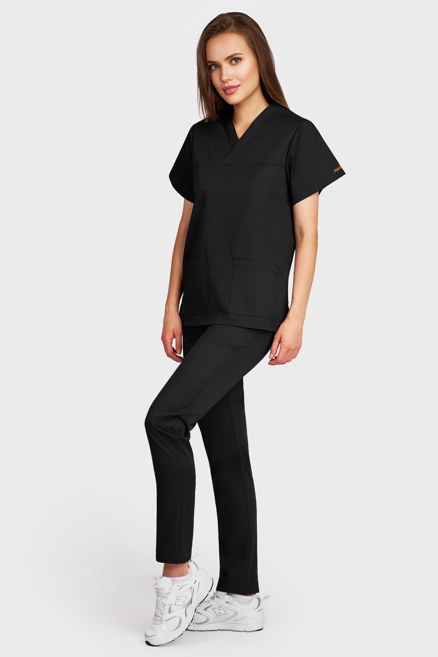 Costum medical femei negru - bluza medicala Frieda si pantaloni cu elastic, vedere laterala - AKITEX