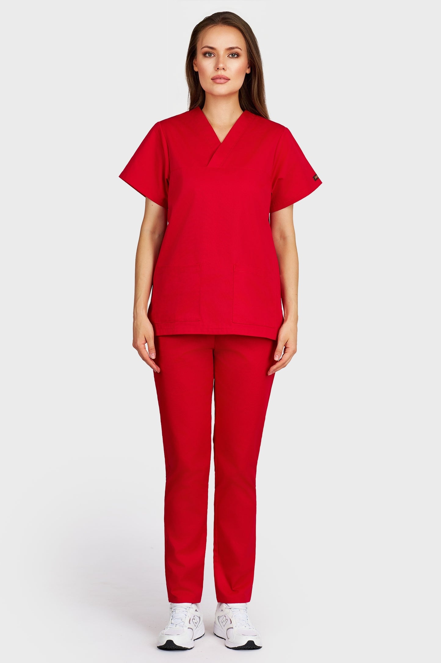 Costum medical femei rosu - bluza medicala Frieda si pantaloni cu elastic, vedere din fata - AKITEX