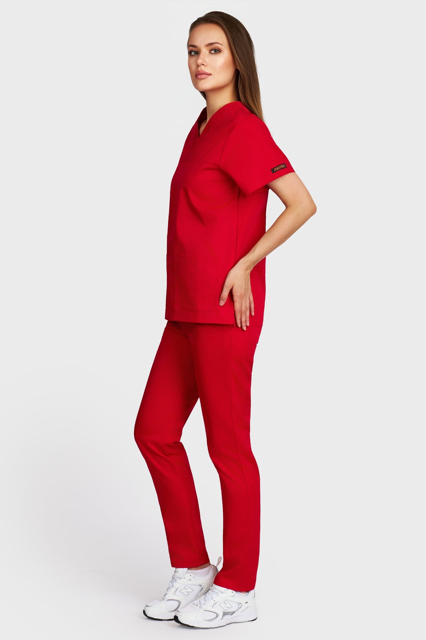 Costum medical femei rosu - bluza medicala Frieda si pantaloni cu elastic, vedere laterala - AKITEX