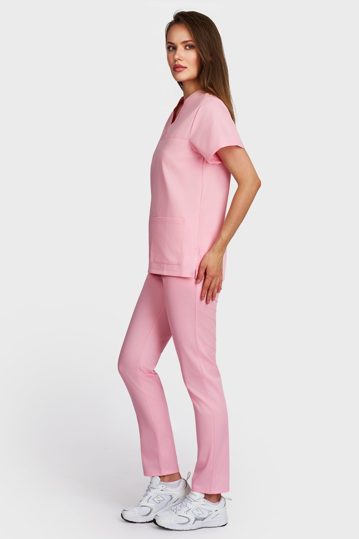 Costum medical femei roz - bluza medicala Frieda si pantaloni cu elastic, vedere laterala - AKITEX