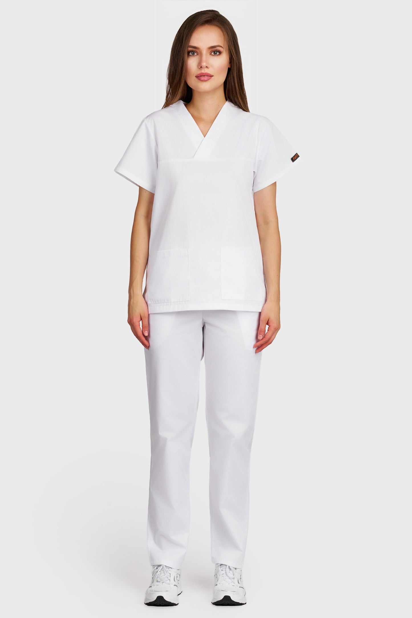 Costum medical femei alb - bluza medicala Frieda si pantaloni cu elastic si snur, vedere din fata - AKITEX