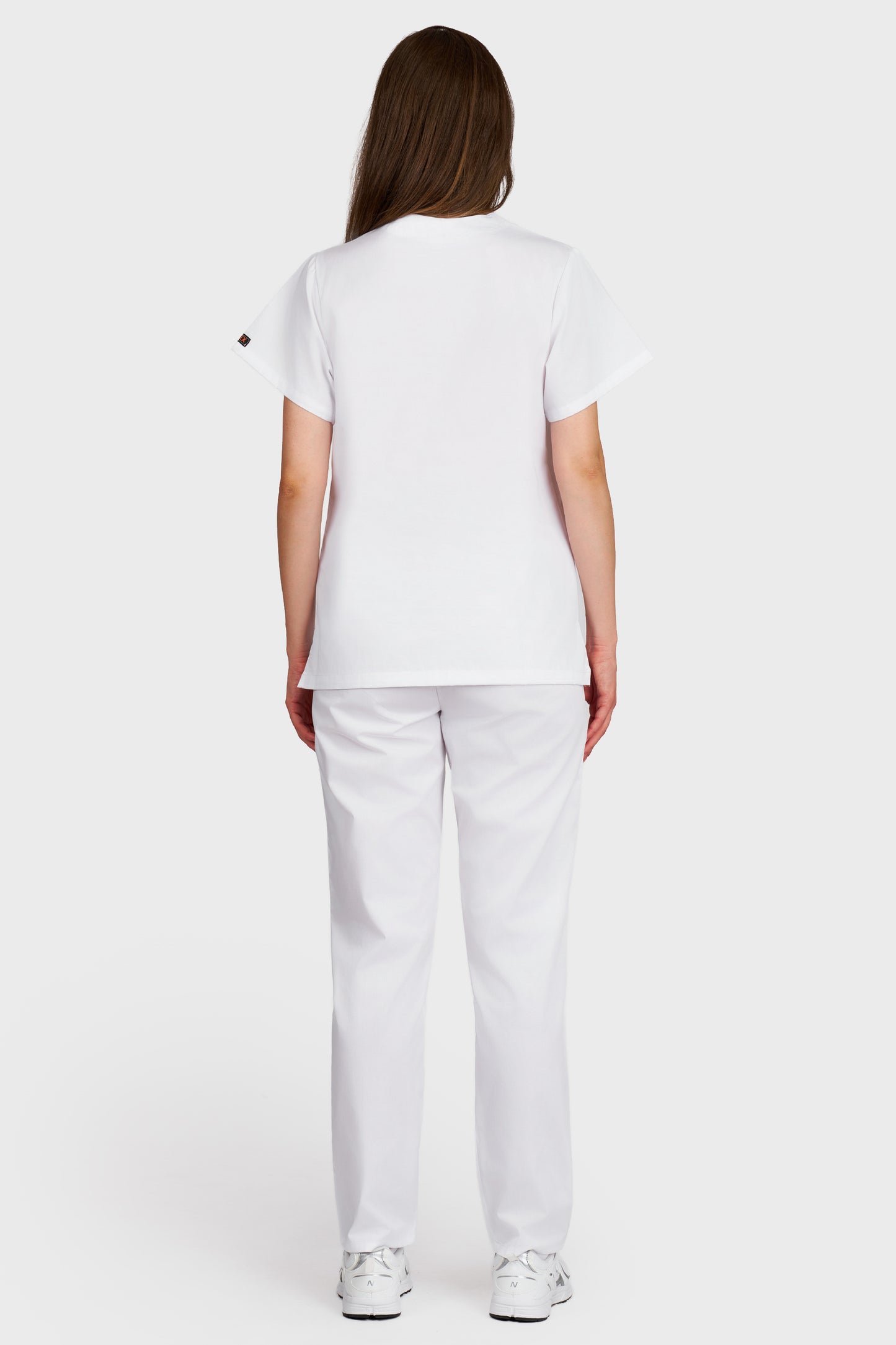 Costum medical femei alb - bluza medicala Frieda si pantaloni cu elastic si snur, vedere din spate - AKITEX