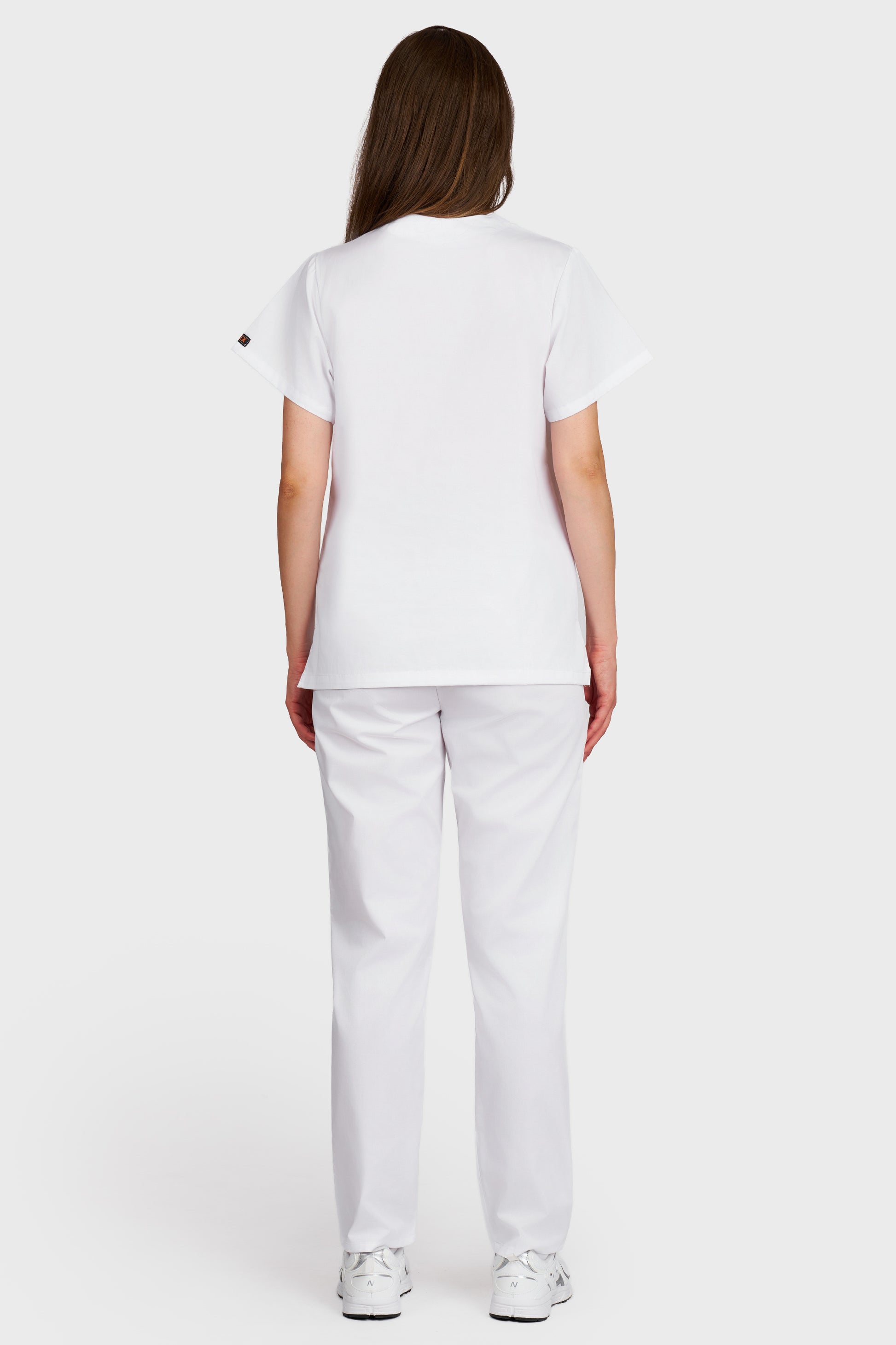 Costum medical femei alb - bluza medicala Frieda si pantaloni cu elastic si snur, vedere din spate - AKITEX