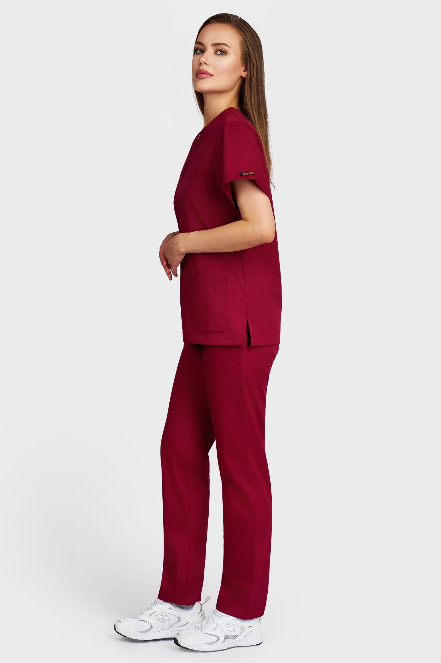 Costum medical femei bordo - bluza medicala Frieda si pantaloni cu elastic si snur, vedere laterala - AKITEX