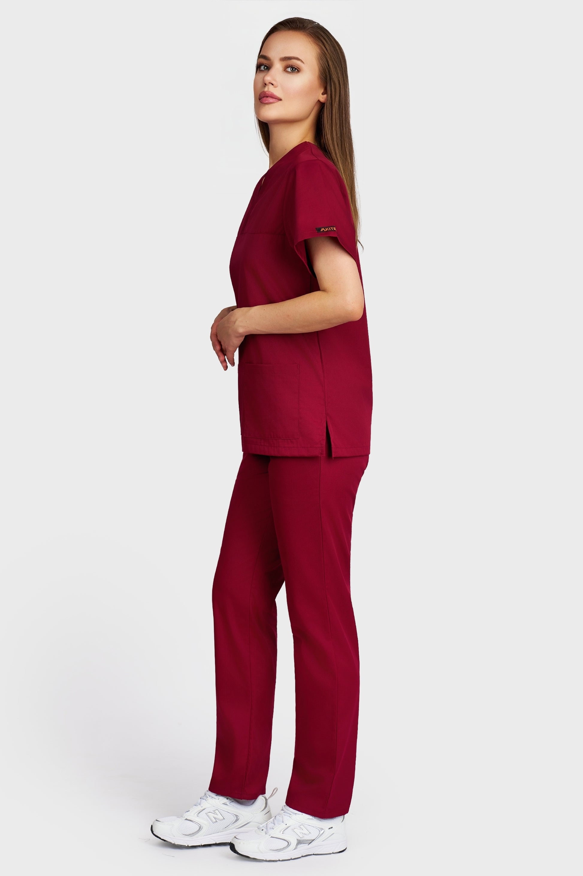 Costum medical femei bordo - bluza medicala Frieda si pantaloni cu elastic si snur, vedere laterala - AKITEX