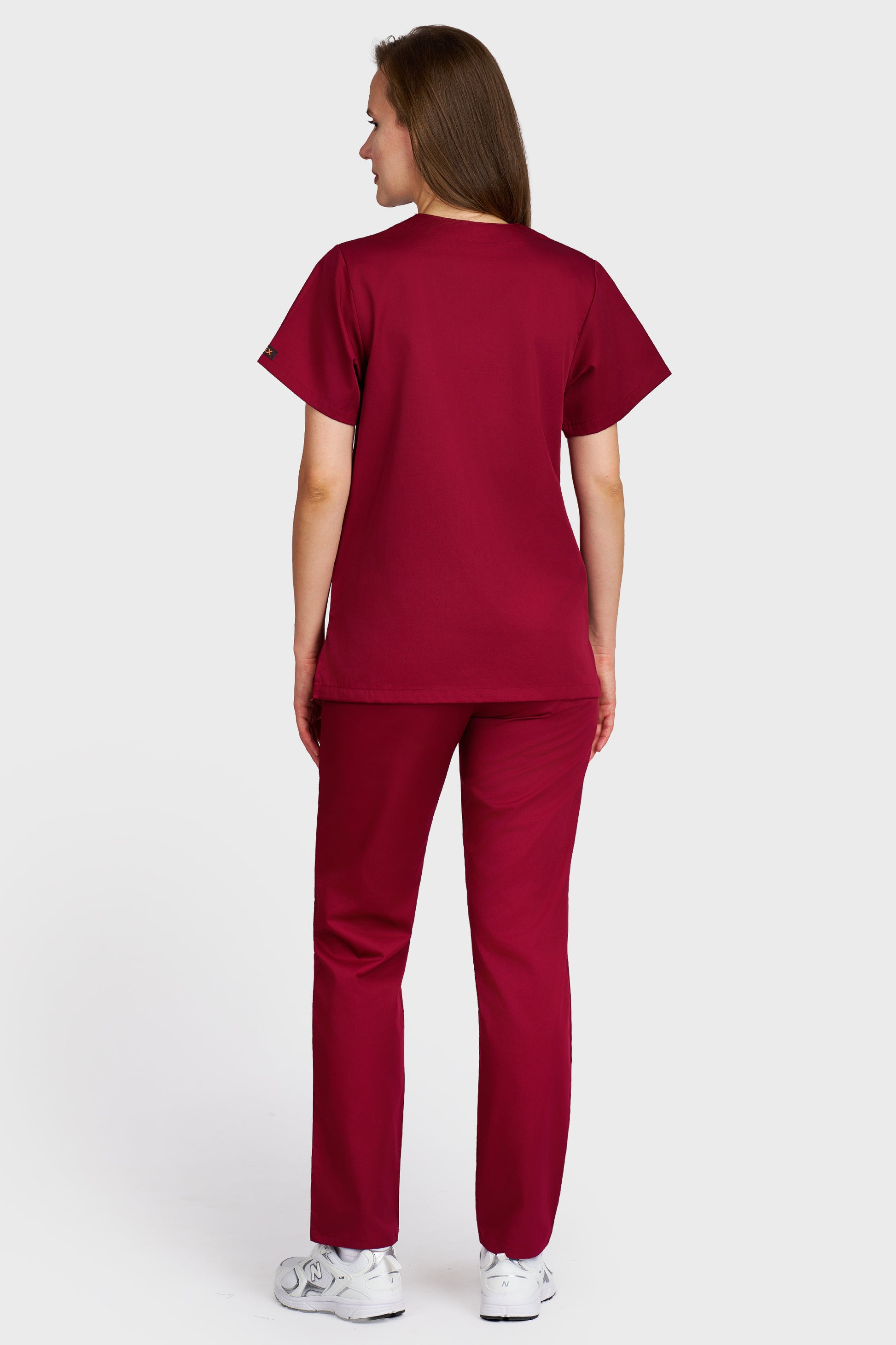 Costum medical femei bordo - bluza medicala Frieda si pantaloni cu elastic si snur, vedere din spate - AKITEX