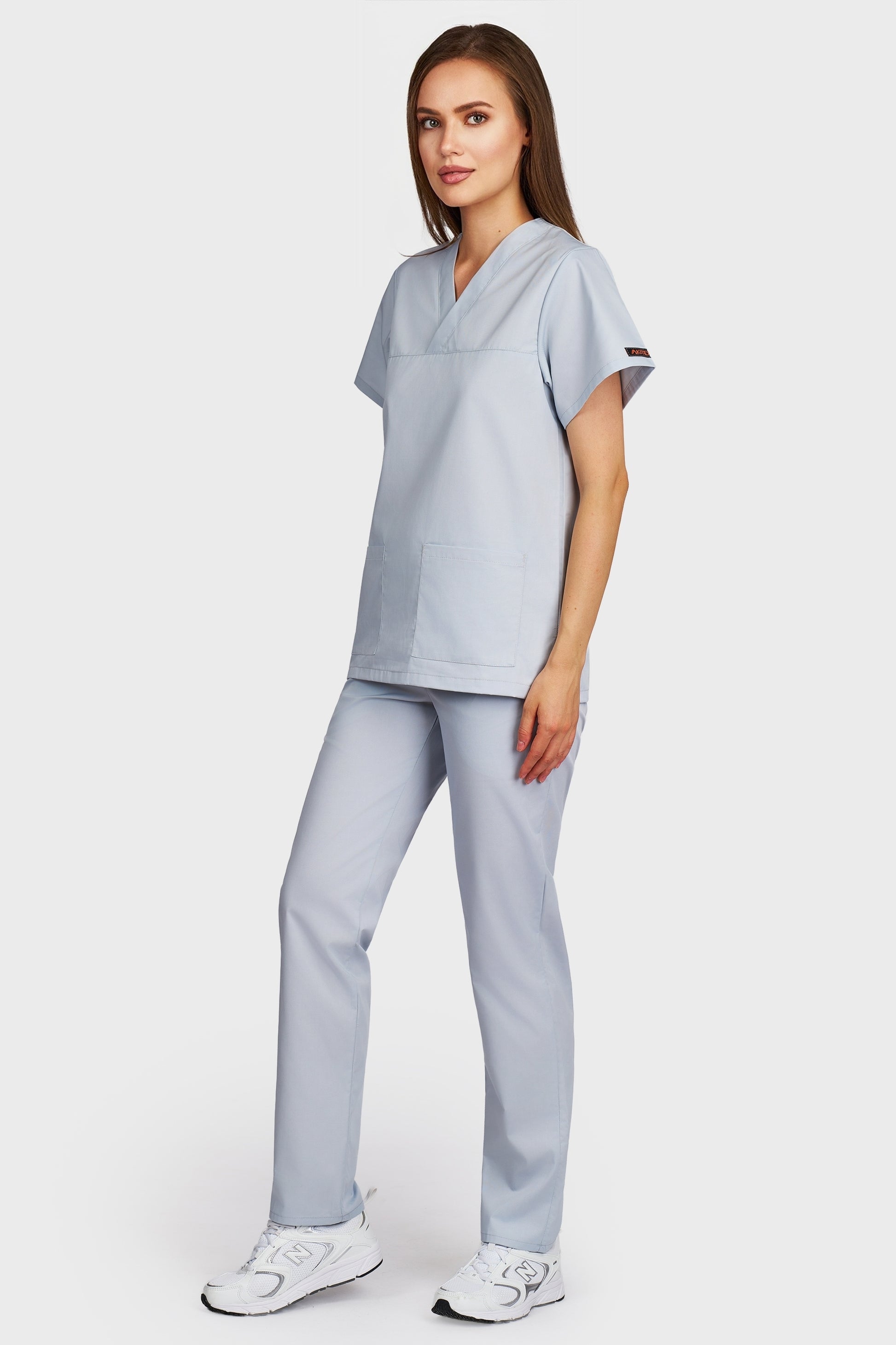 Costum medical femei gri - bluza medicala Frieda si pantaloni cu elastic si snur, vedere laterala - AKITEX