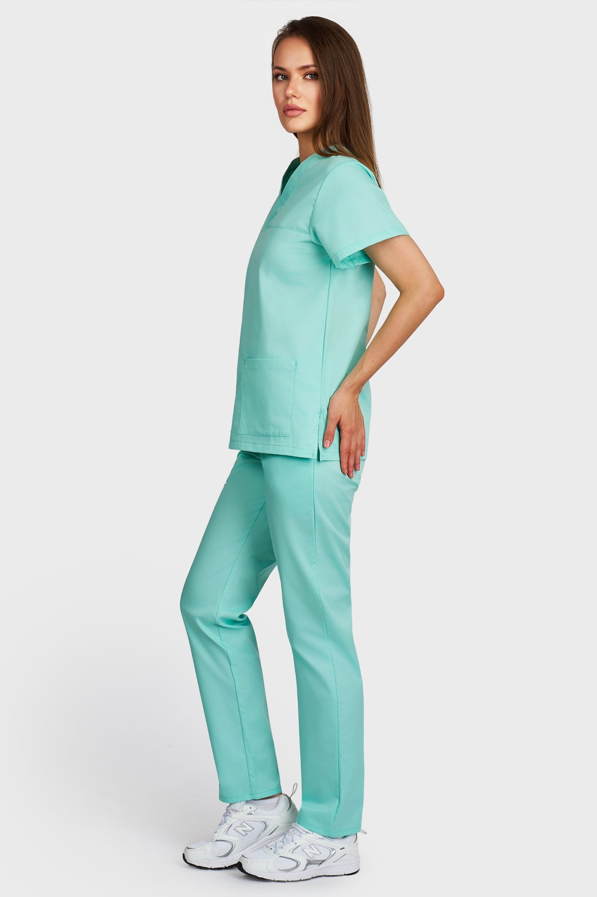 Costum medical femei menta - bluza medicala Frieda si pantaloni cu elastic si snur, vedere laterala - AKITEX