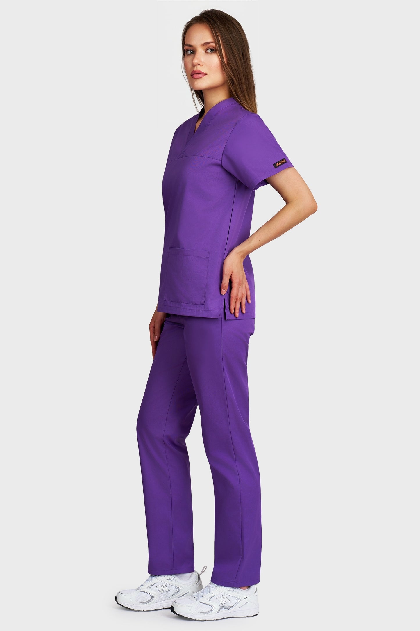 Costum medical femei mov - bluza medicala Frieda si pantaloni cu elastic si snur, vedere laterala - AKITEX