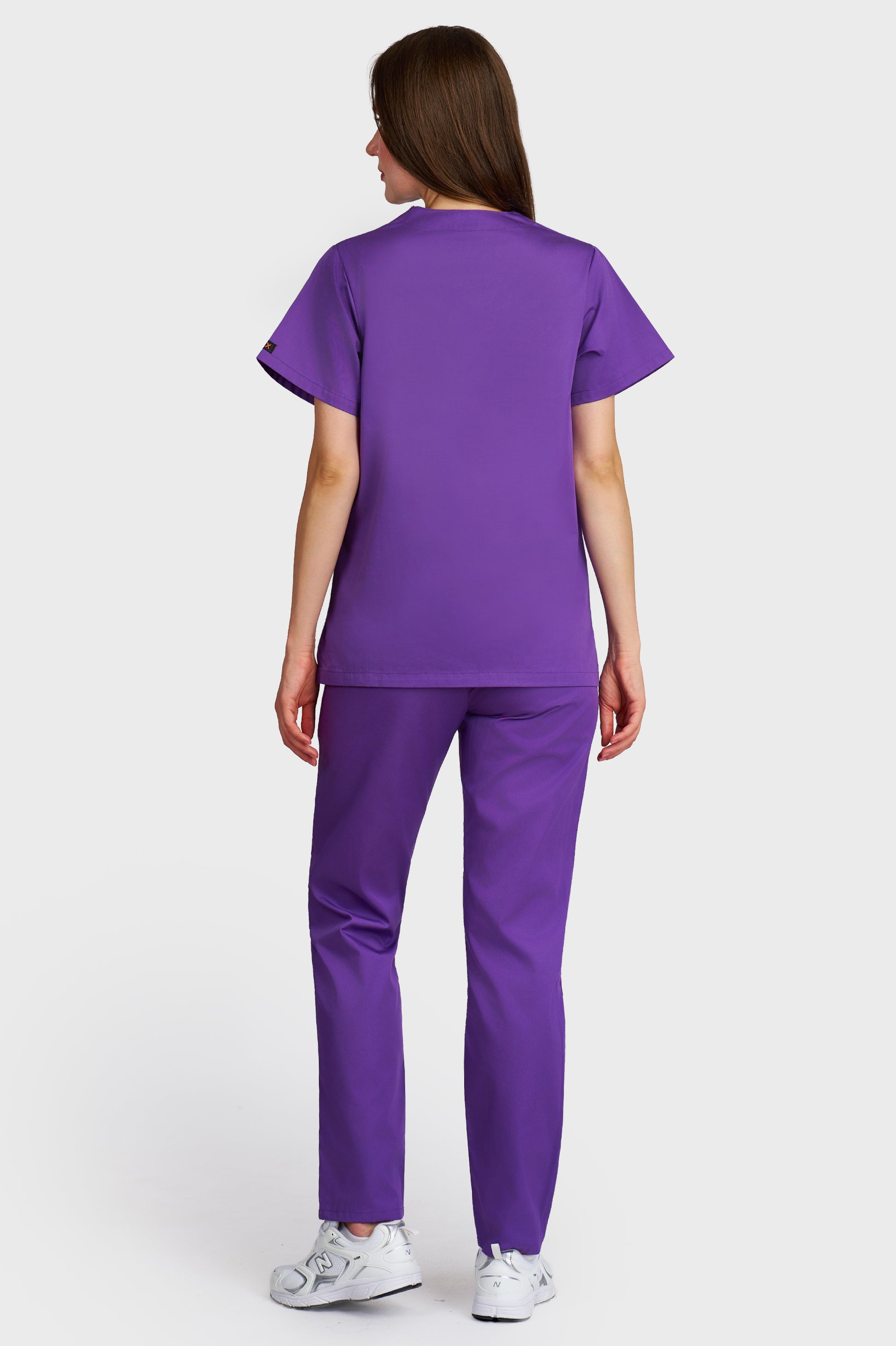 Costum medical femei mov - bluza medicala Frieda si pantaloni cu elastic si snur, vedere din spate - AKITEX