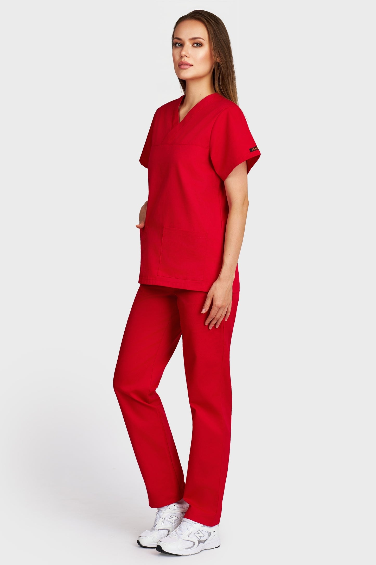 Costum medical femei rosu - bluza medicala Frieda si pantaloni cu elastic si snur, vedere laterala - AKITEX