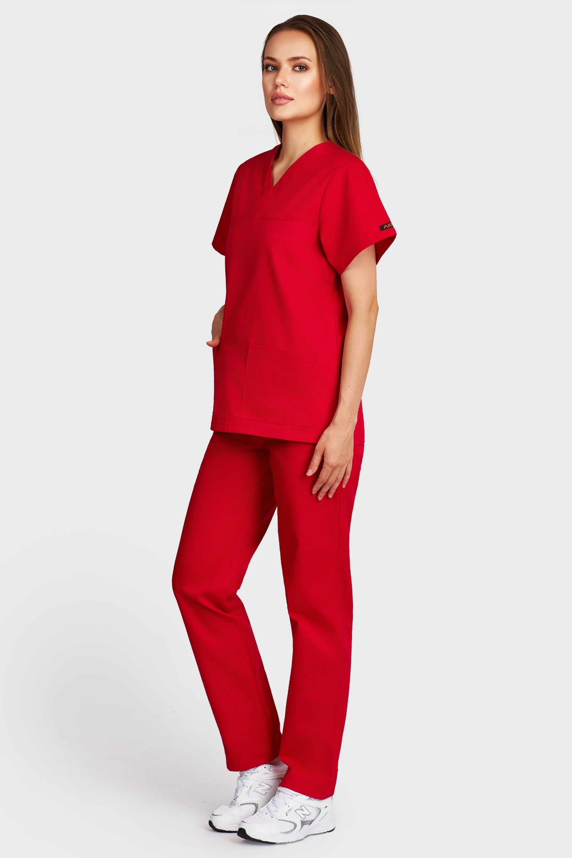 Costum medical femei rosu - bluza medicala Frieda si pantaloni cu elastic si snur, vedere laterala - AKITEX