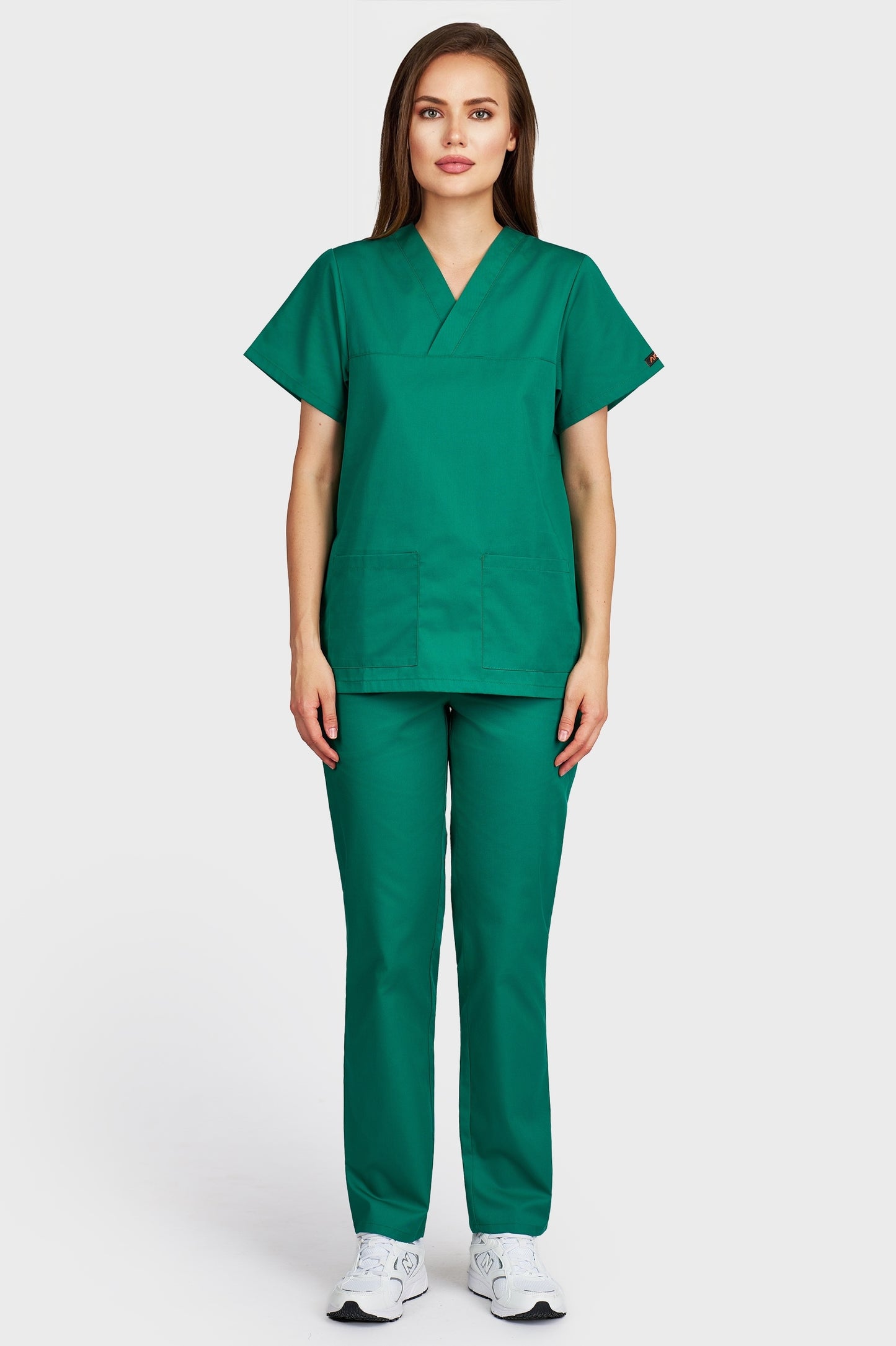 Costum medical femei verde - bluza medicala Frieda si pantaloni cu elastic si snur, vedere din fata - AKITEX