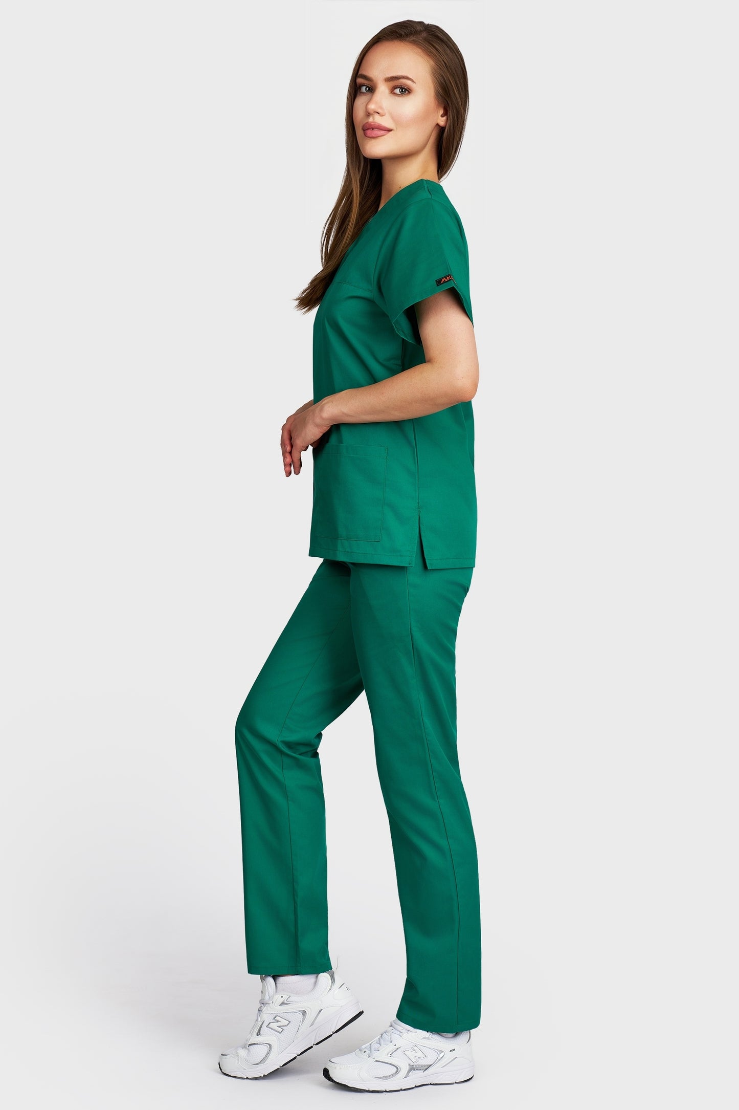 Costum medical femei verde - bluza medicala Frieda si pantaloni cu elastic si snur, vedere laterala - AKITEX