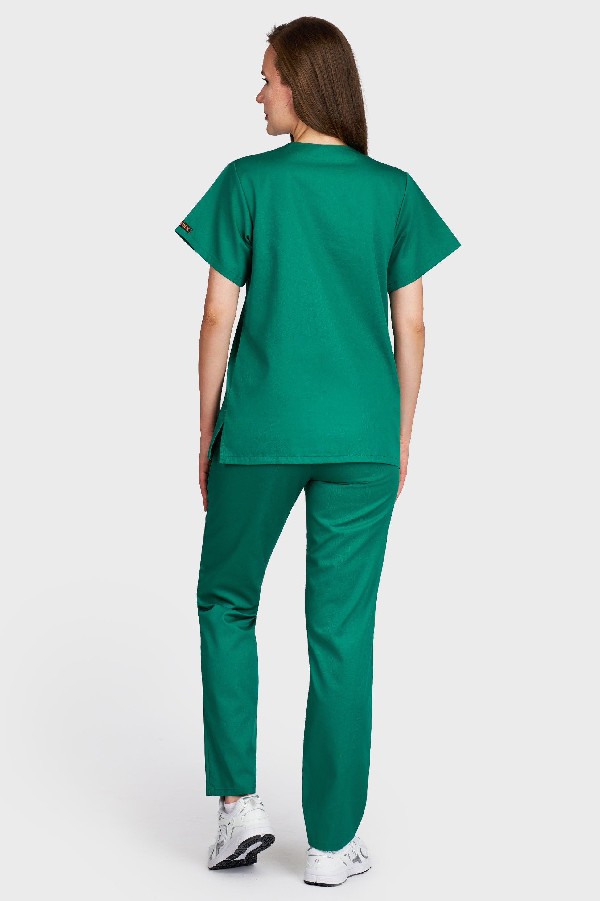 Costum medical femei verde - bluza medicala Frieda si pantaloni cu elastic si snur, vedere din spate - AKITEX