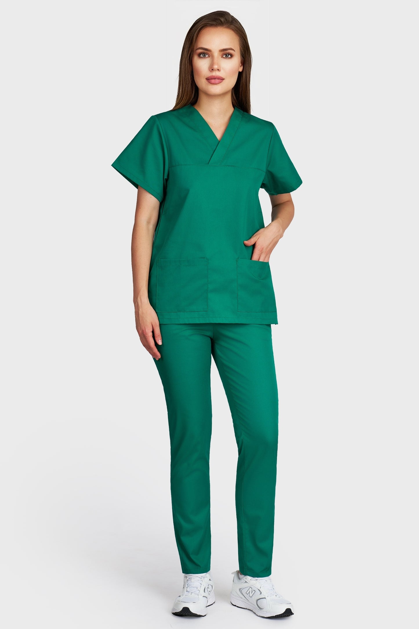 Costum medical femei verde - bluza medicala Frieda si pantaloni cu elastic, vedere din fata - AKITEX