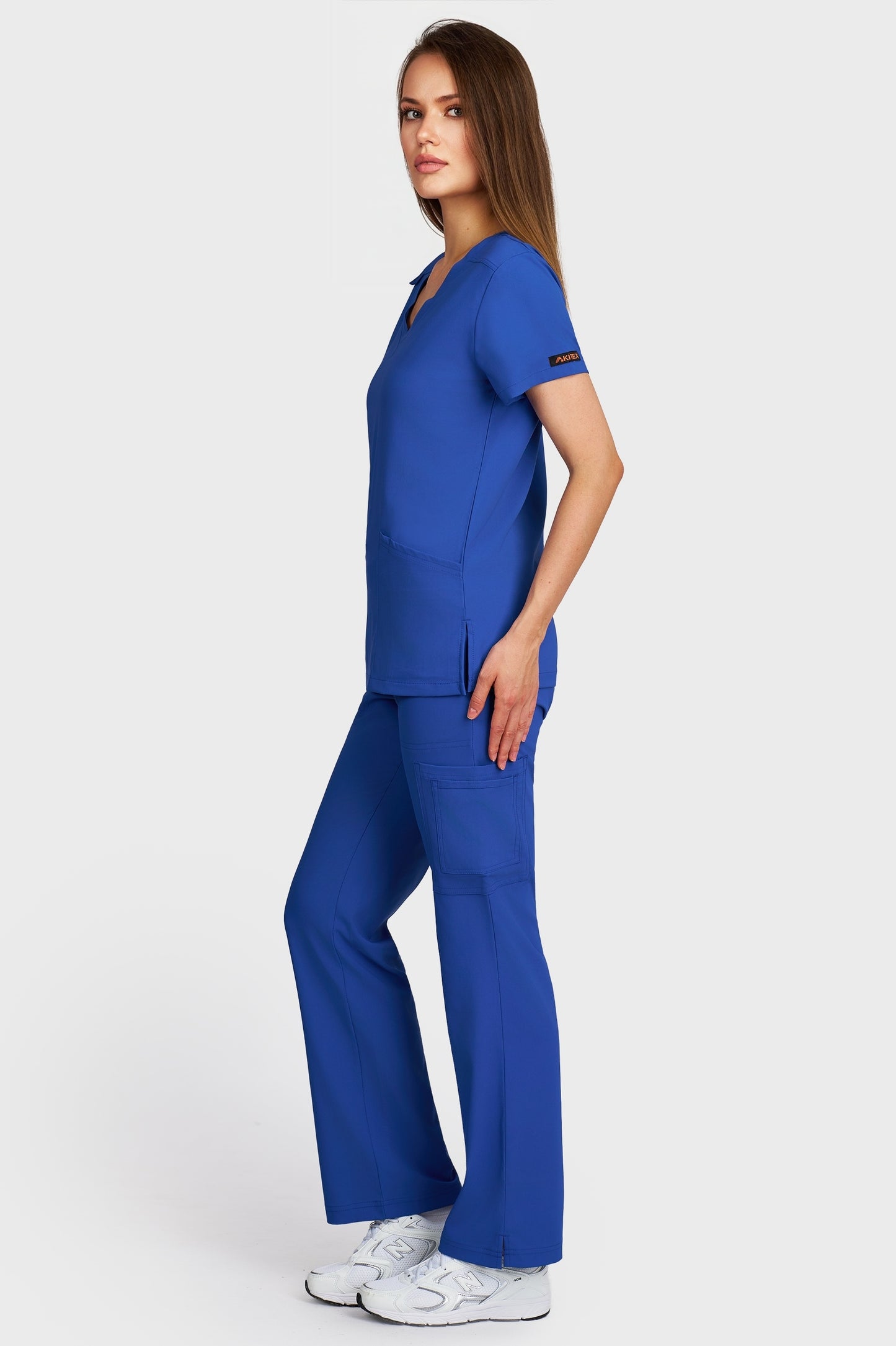Costum medical femei albastru royal - bluza medicala Juliette si pantaloni Cargo, vedere laterala - AKITEX