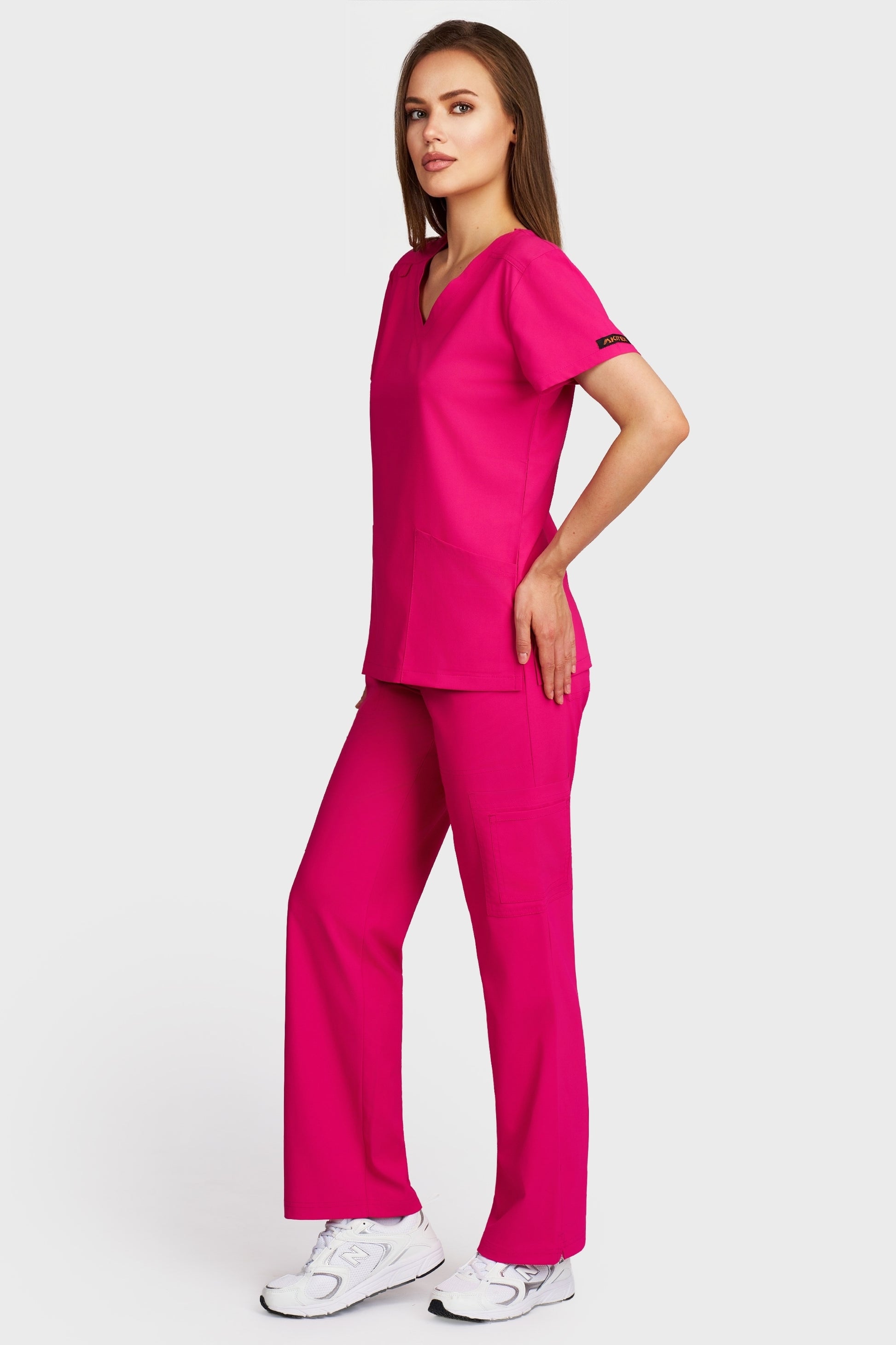 Costum medical femei fucsia - bluza medicala Juliette si pantaloni Cargo, vedere laterala - AKITEX