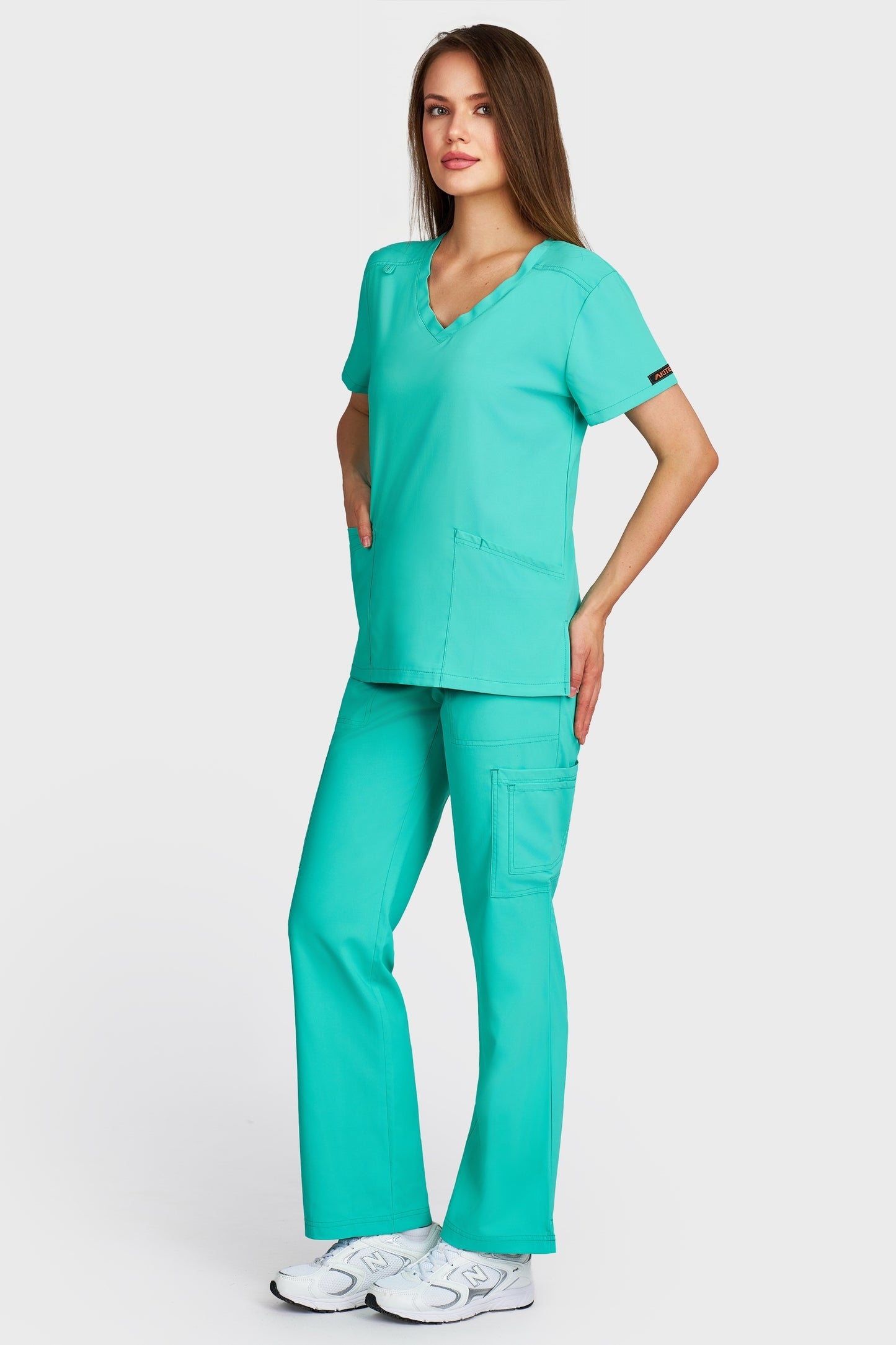 Costum medical femei menta - bluza medicala Juliette si pantaloni Cargo, vedere laterala - AKITEX