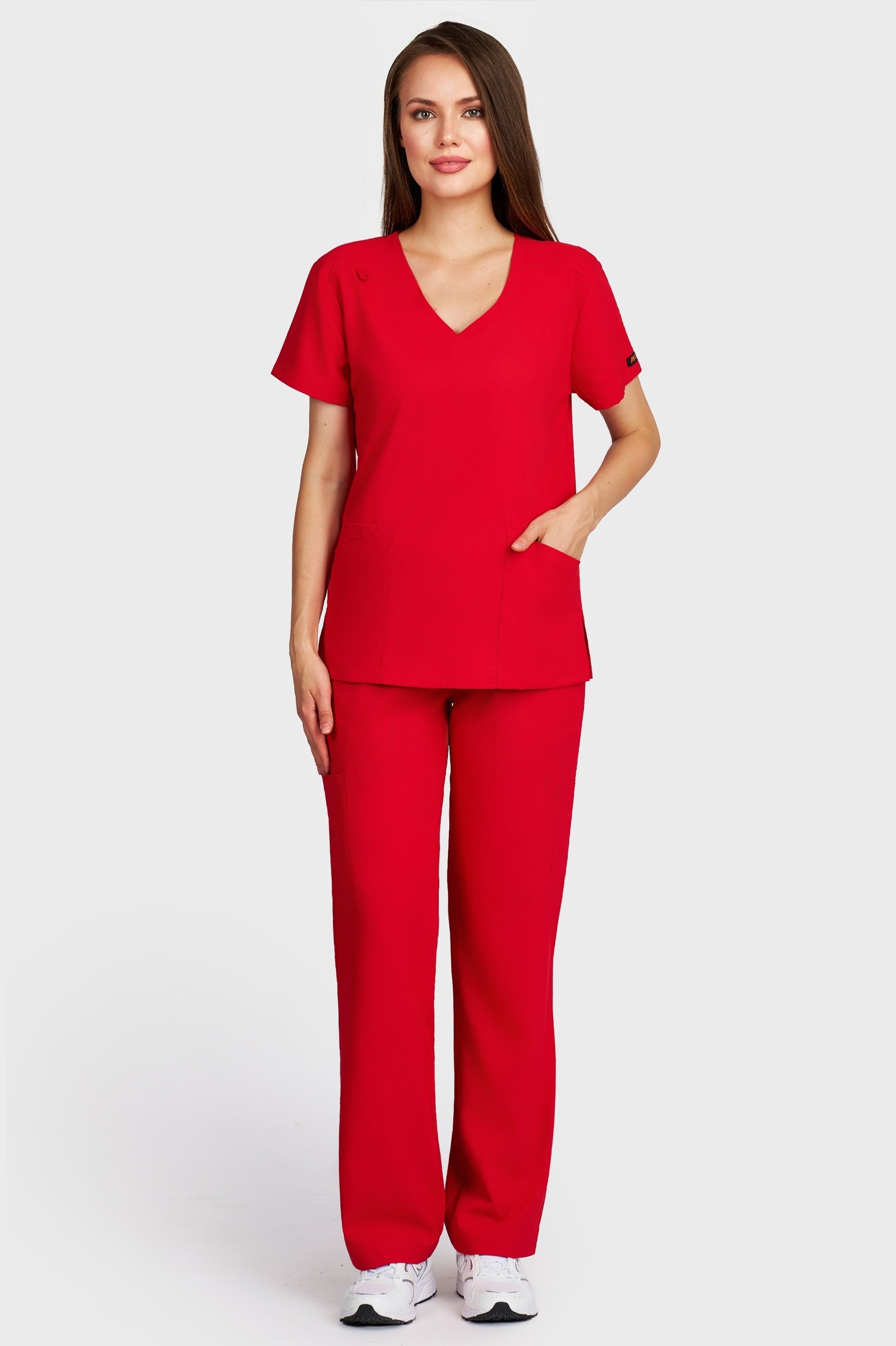 Costum medical femei rosu - bluza medicala Juliette si pantaloni Cargo, vedere din fata - AKITEX