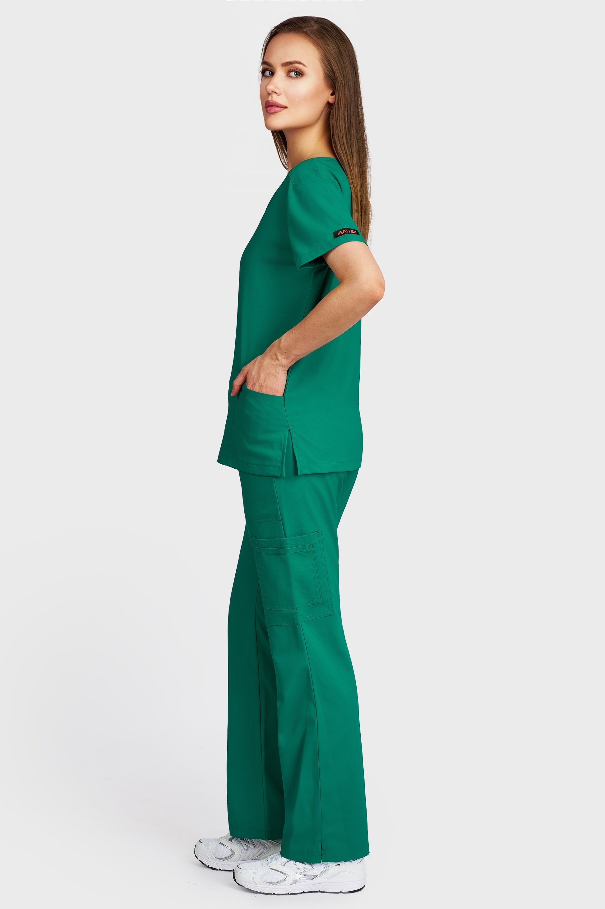 Costum medical femei verde - bluza medicala Juliette si pantaloni Cargo, vedere laterala - AKITEX