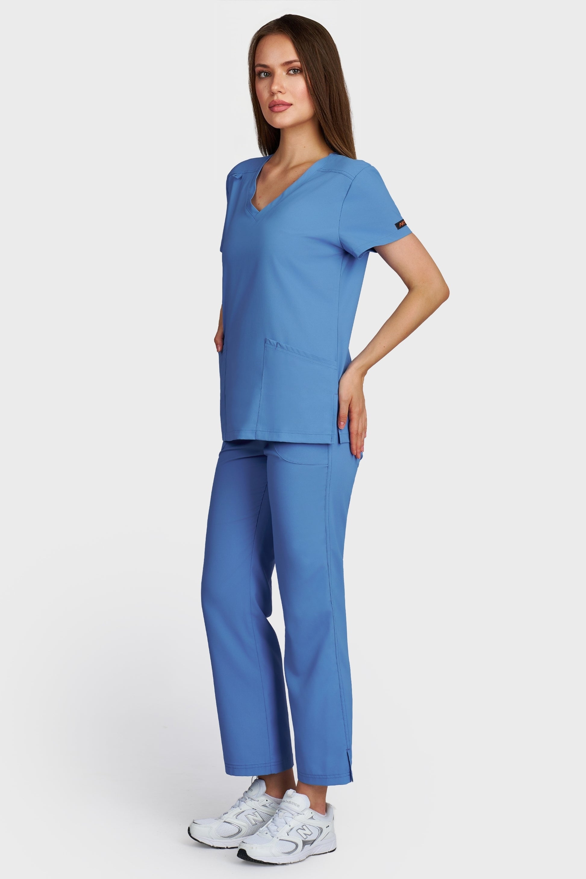 Costum medical femei albastru azur - bluza medicala Juliette si pantaloni Violeta, vedere laterala - AKITEX
