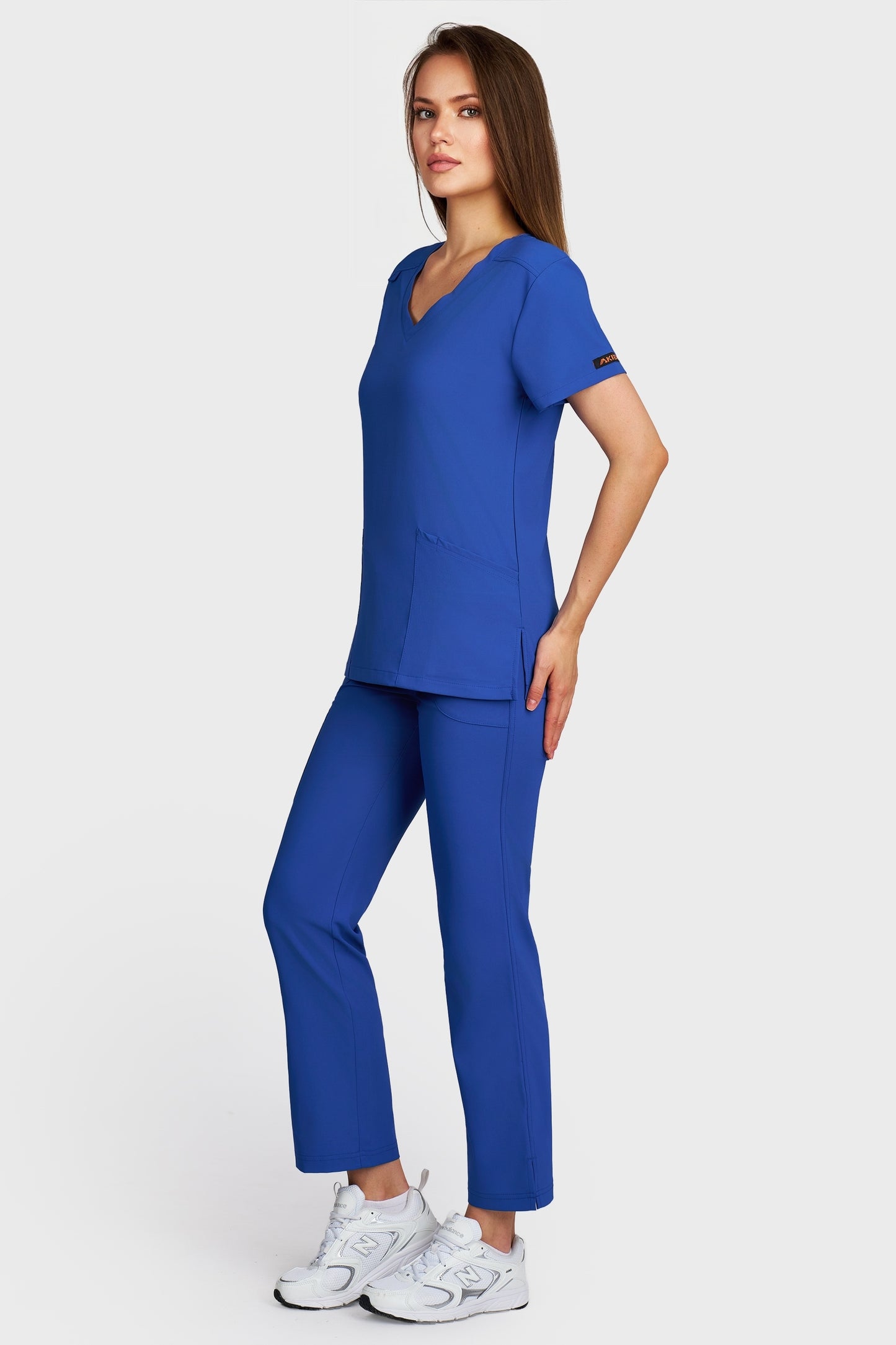 Costum medical femei albastru royal - bluza medicala Juliette si pantaloni Violeta, vedere laterala - AKITEX