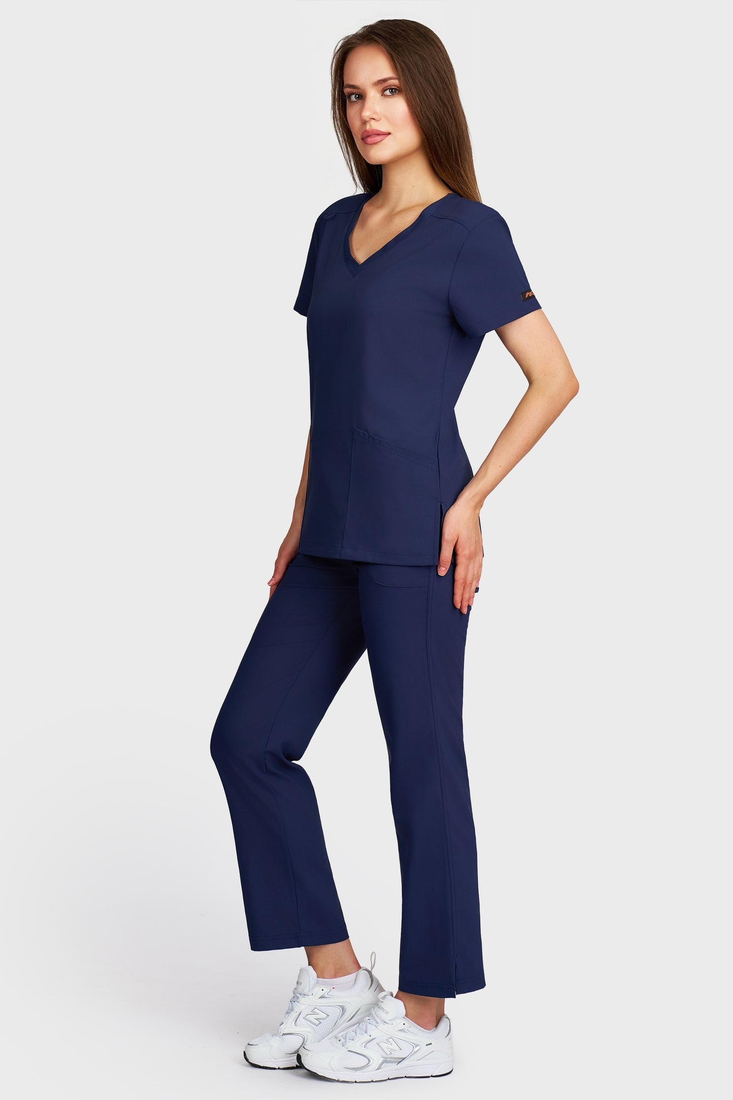 Costum medical femei navy - bluza medicala Juliette si pantaloni Violeta, vedere laterala - AKITEX