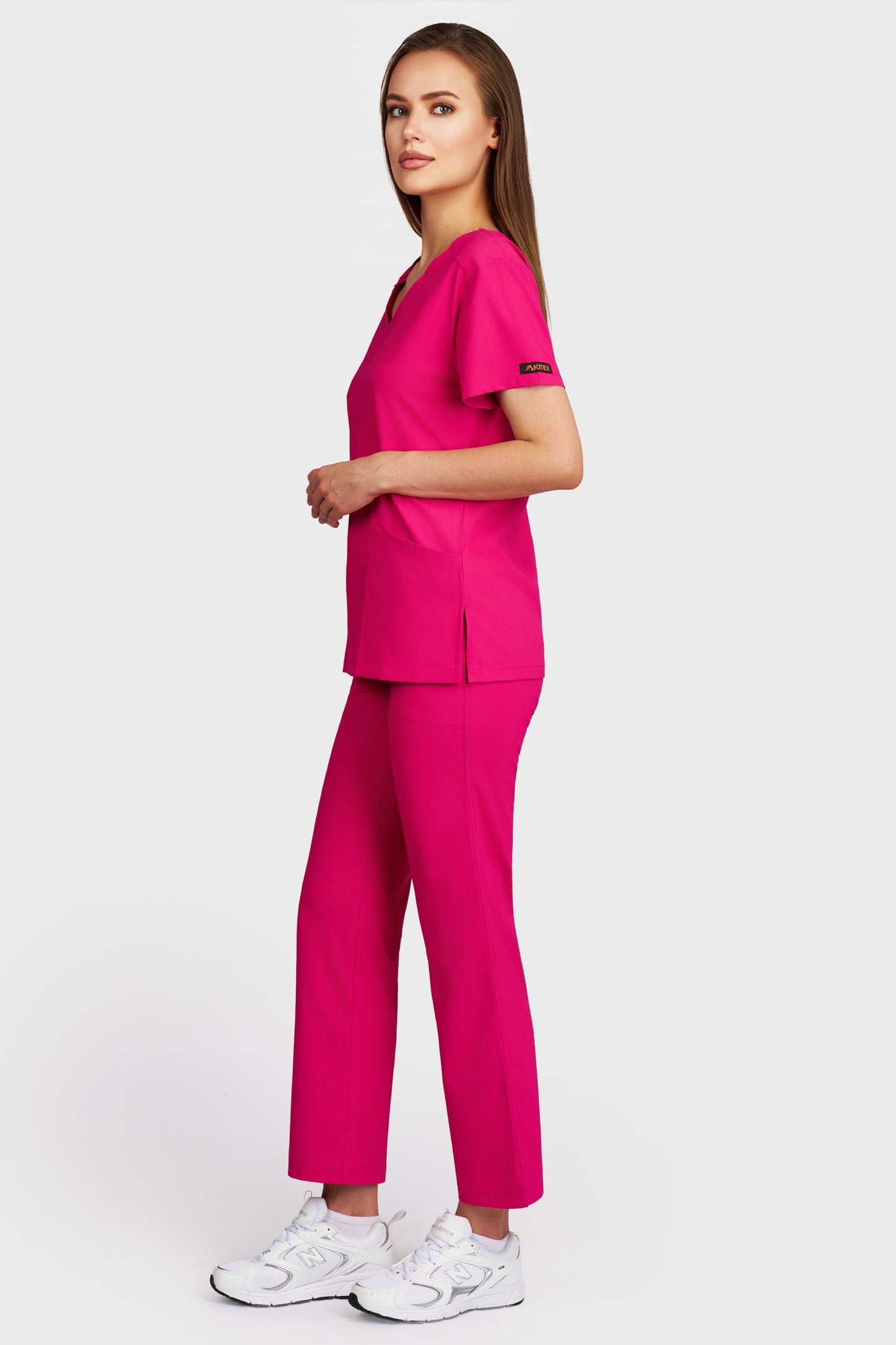 Costum medical femei fucsia - bluza medicala Juliette si pantaloni Violeta, vedere laterala - AKITEX