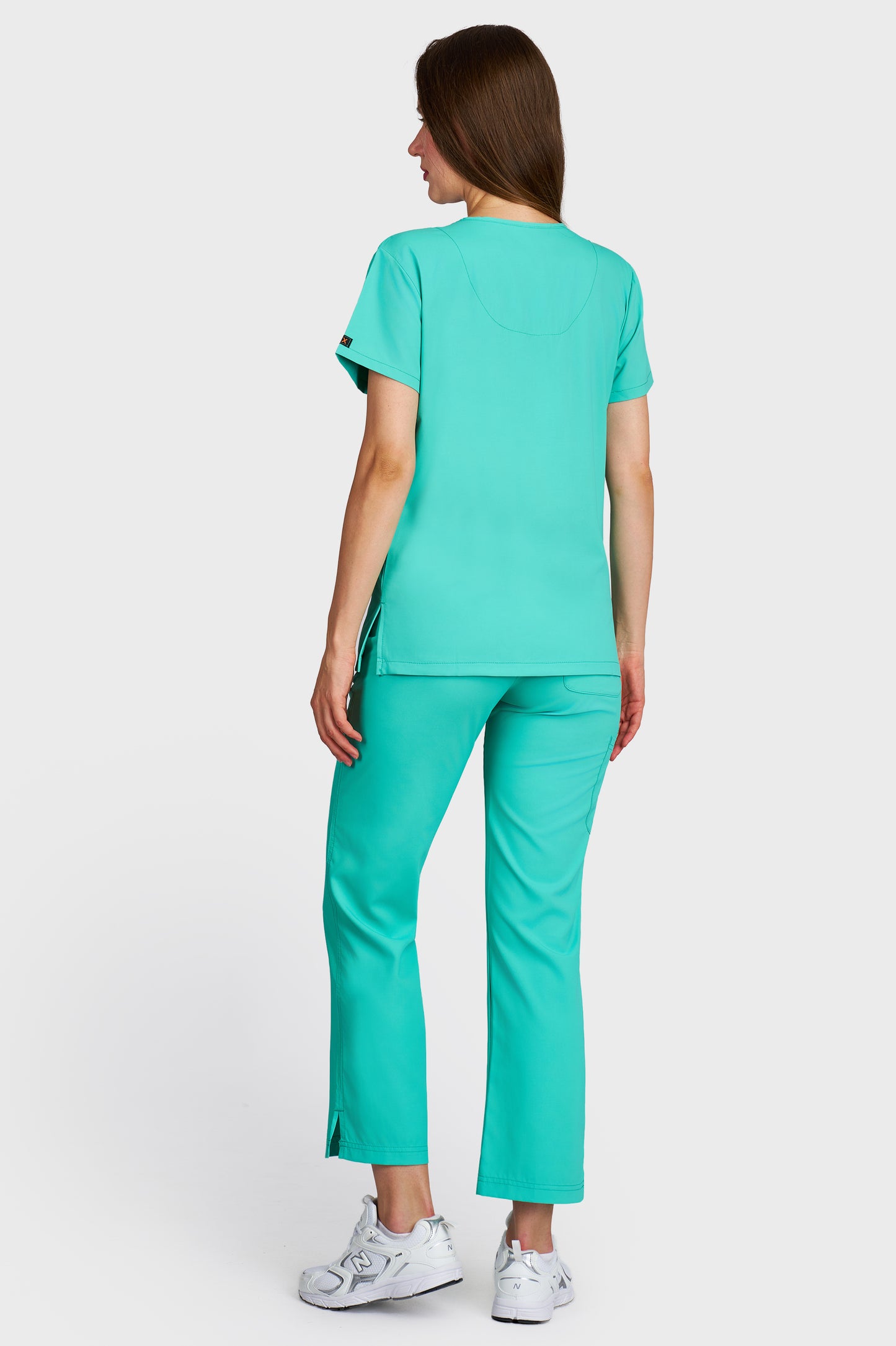 Costum medical femei menta - bluza medicala Juliette si pantaloni Violeta, vedere din spate - AKITEX