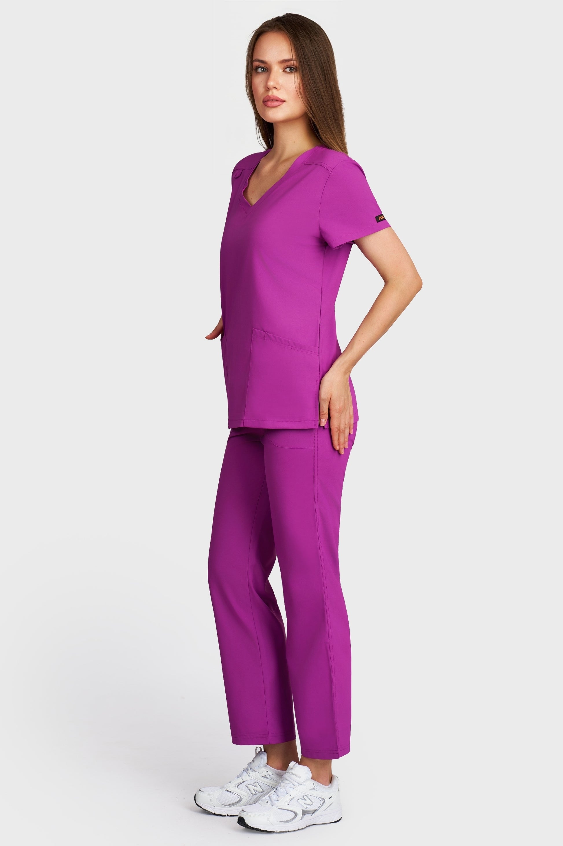 Costum medical femei mov - bluza medicala Juliette si pantaloni Violeta, vedere laterala - AKITEX