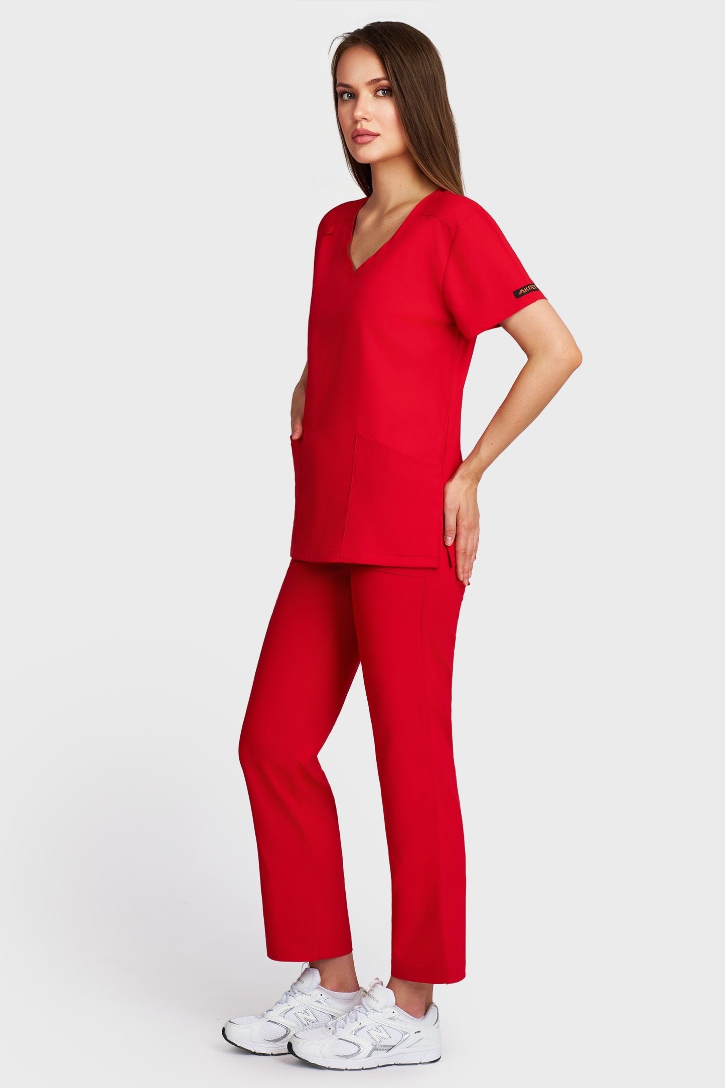 Costum medical femei rosu - bluza medicala Juliette si pantaloni Violeta, vedere laterala - AKITEX
