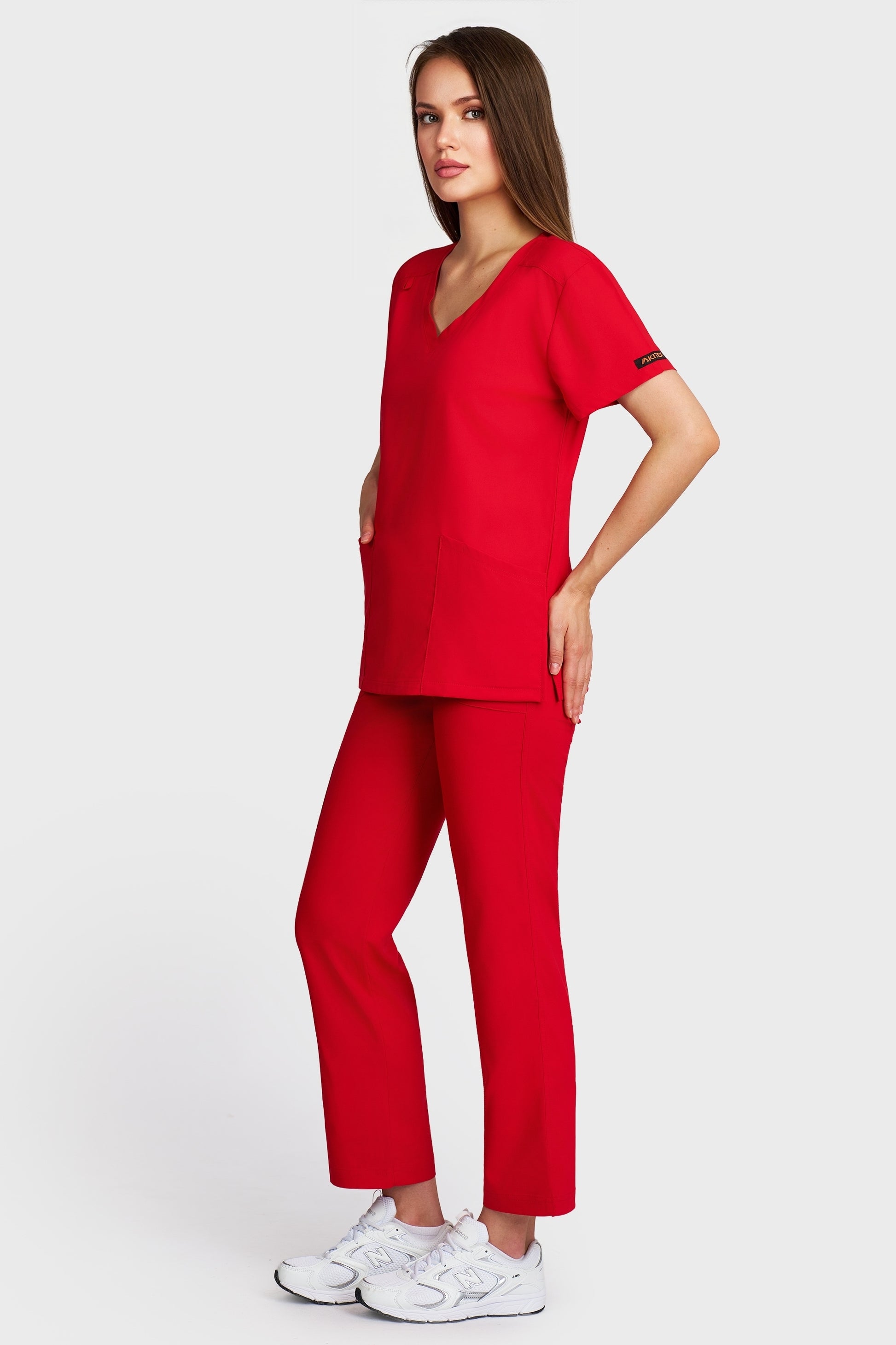 Costum medical femei rosu - bluza medicala Juliette si pantaloni Violeta, vedere laterala - AKITEX