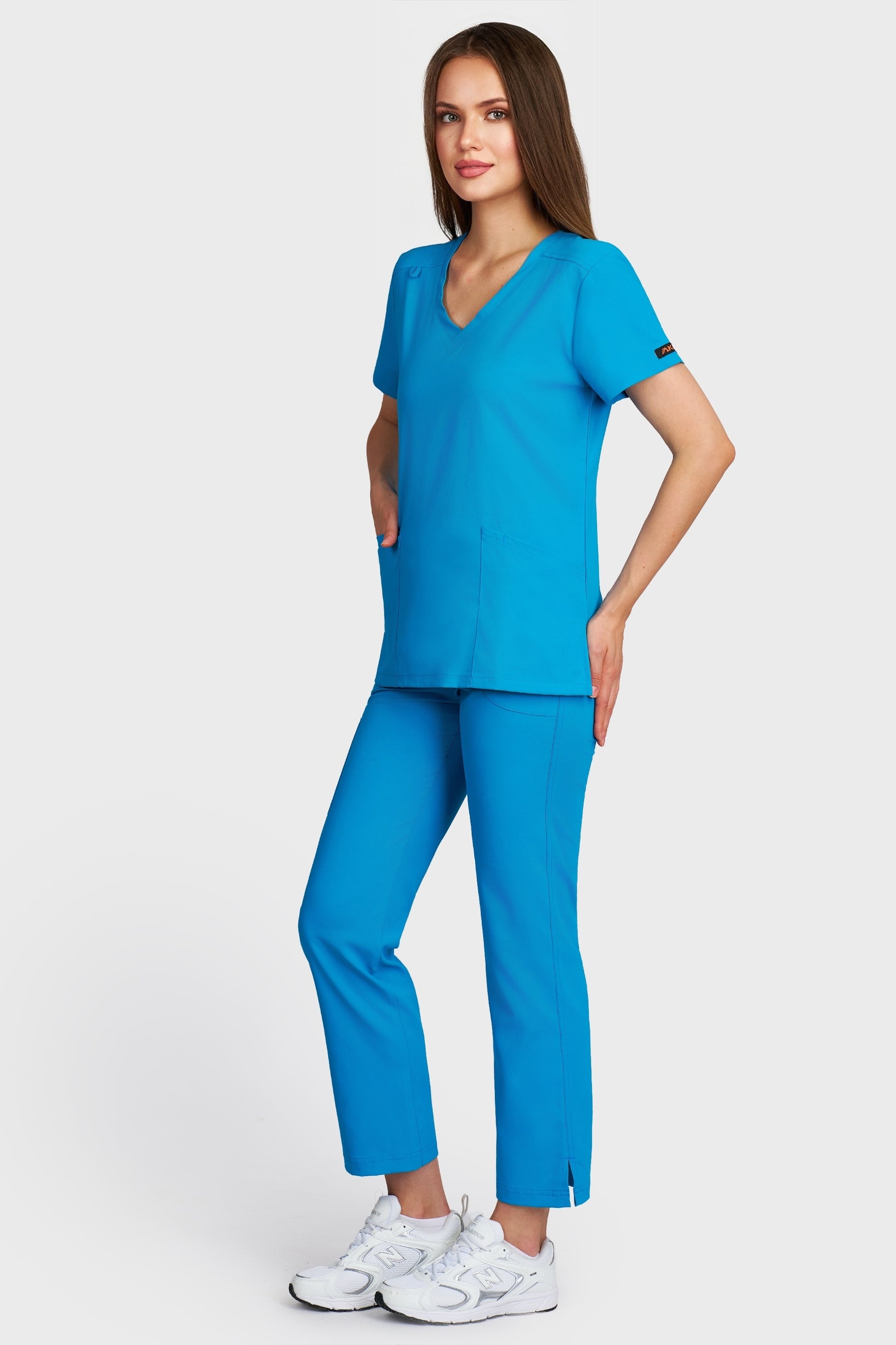 Costum medical femei turquoise - bluza medicala Juliette si pantaloni Violeta, vedere laterala - AKITEX