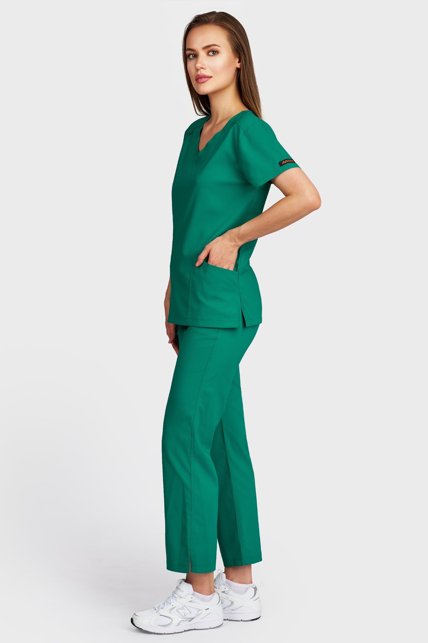 Costum medical femei verde - bluza medicala Juliette si pantaloni Violeta, vedere laterala - AKITEX